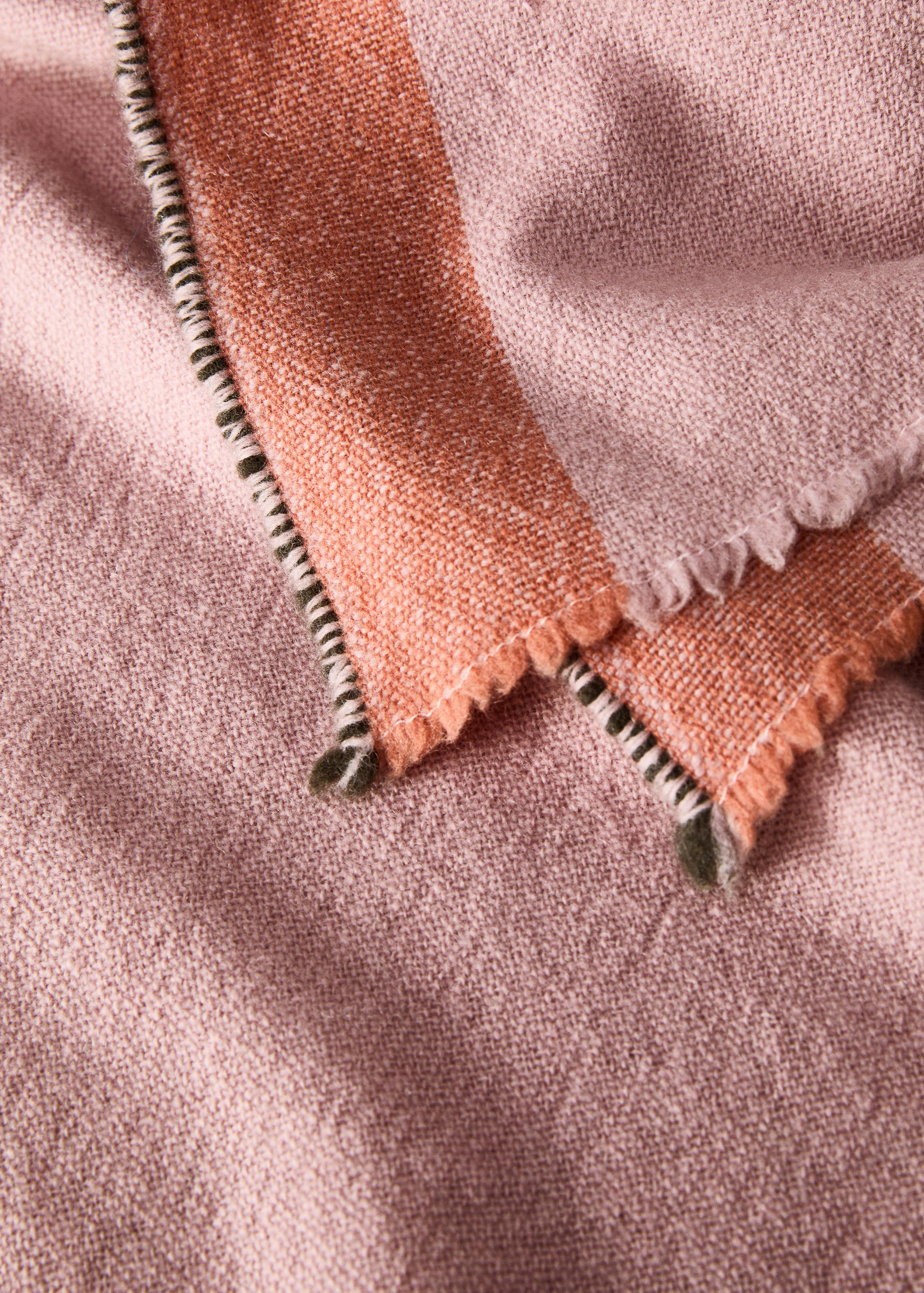 100% wool blanket with contrasting stripes - Details of the article 1