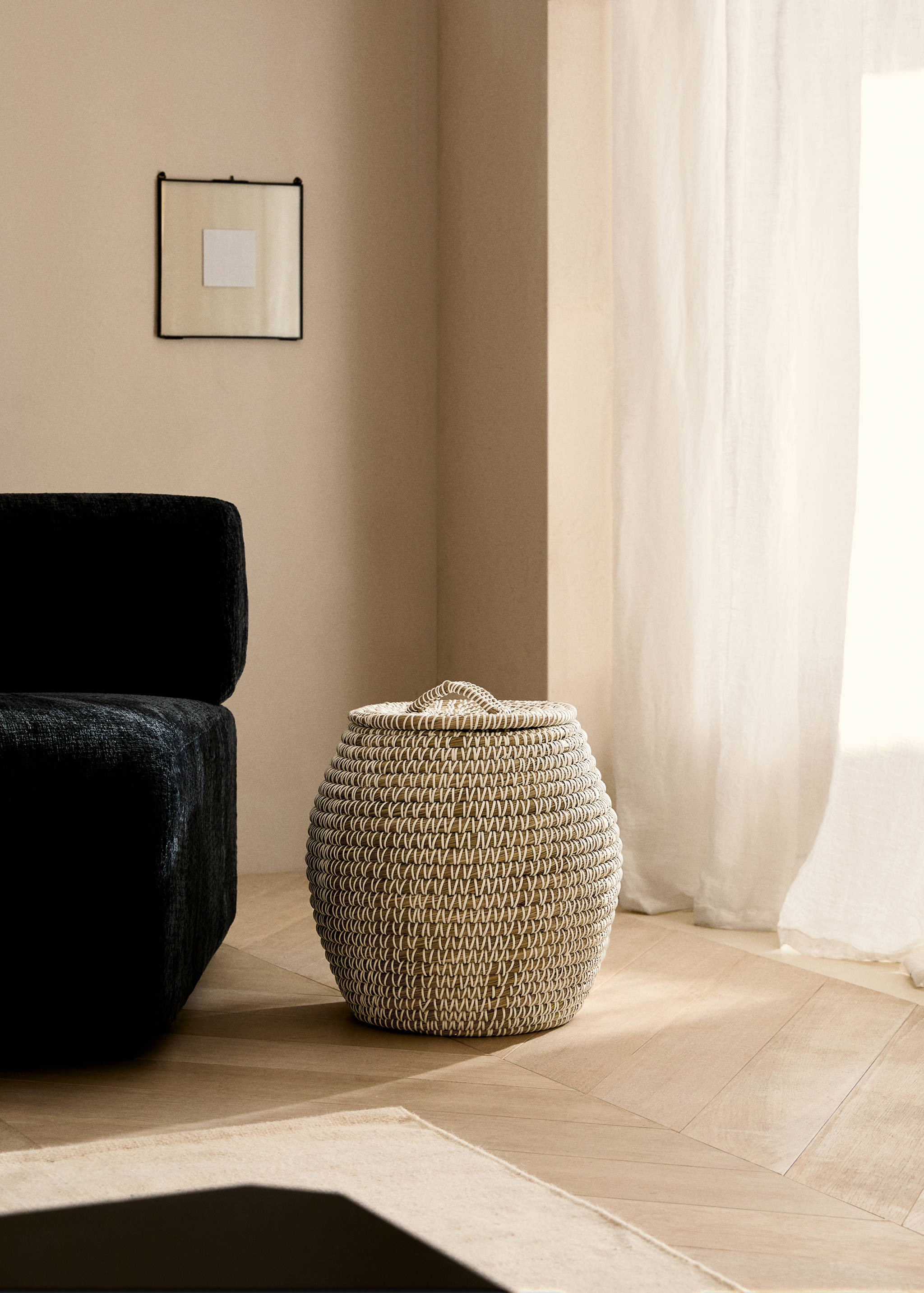 Medium natural fiber basket with oval design - General plane