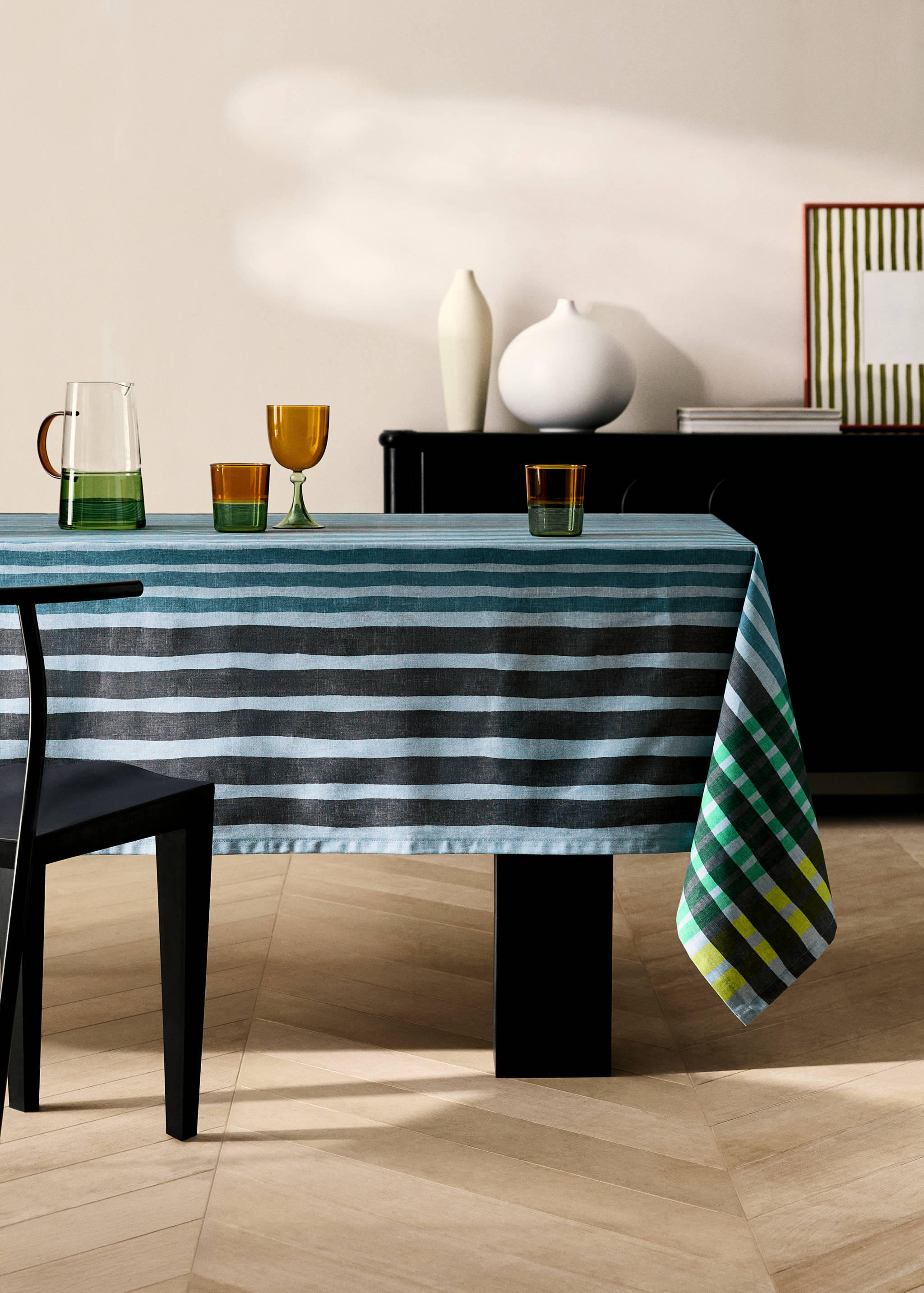 Multi-coloured printed cotton tablecloth for 6 to 8 diners - General plane