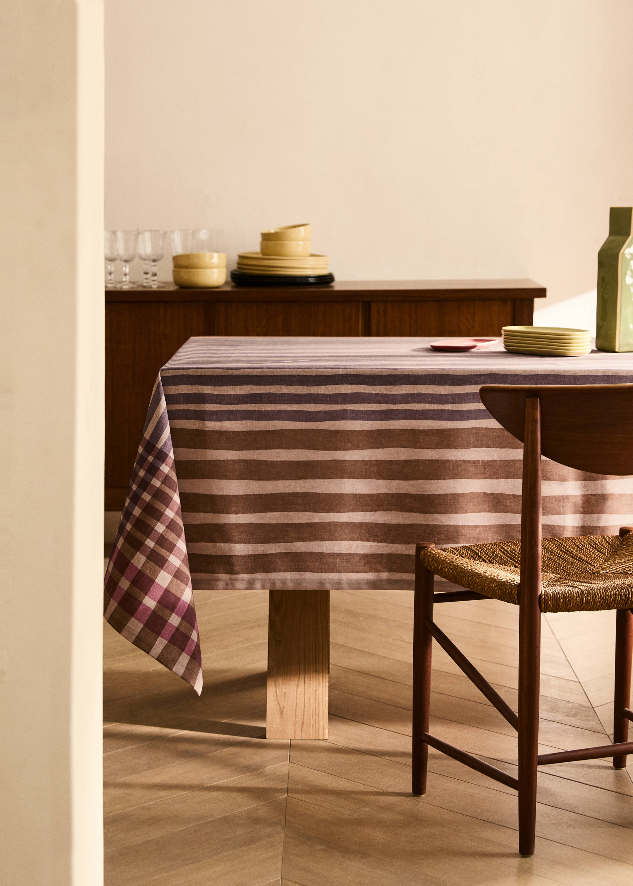 Multi-coloured printed cotton tablecloth for 6 to 8 diners - General plane