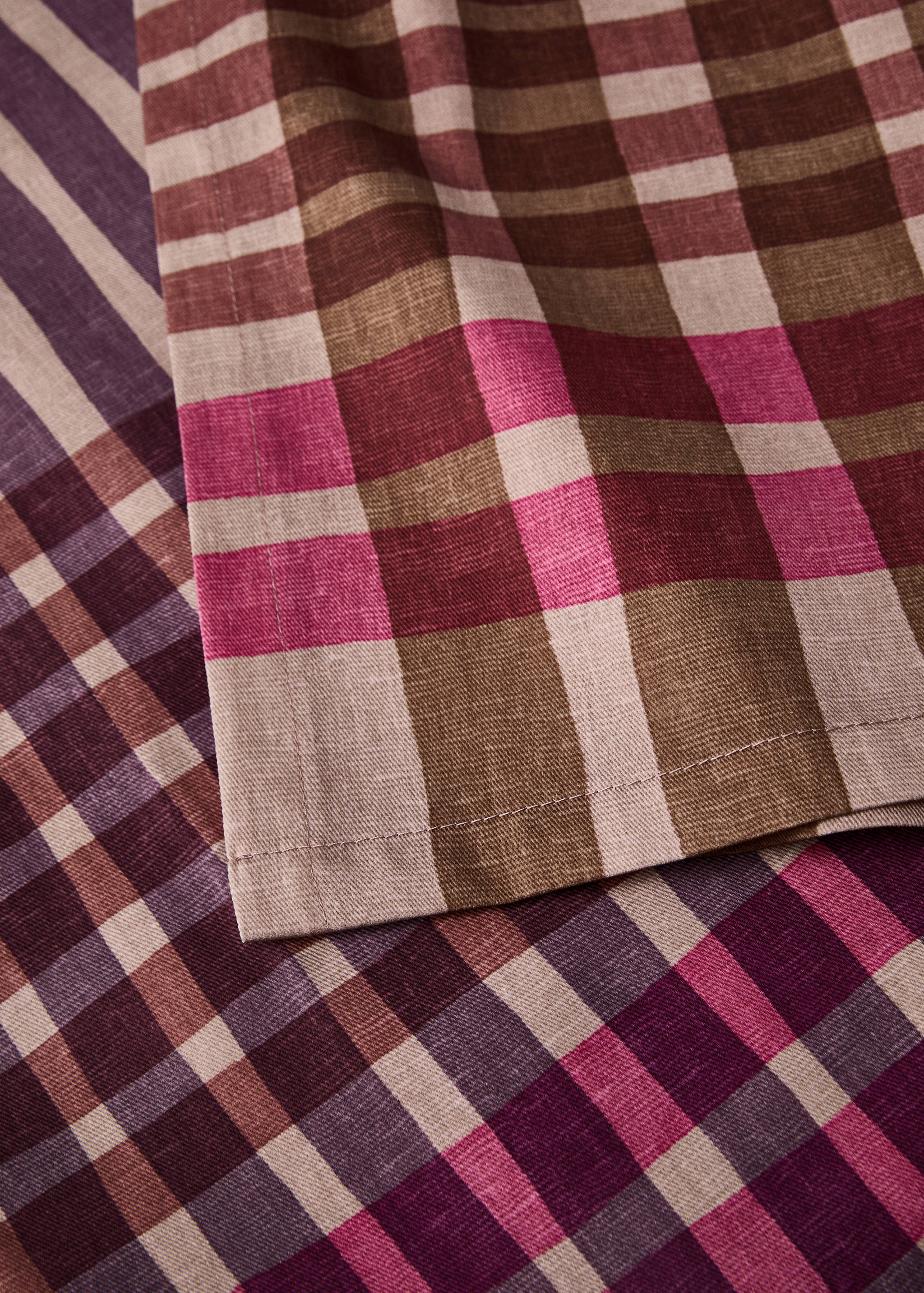 Multi-coloured printed cotton tablecloth for 6 to 8 diners - Details of the article 2