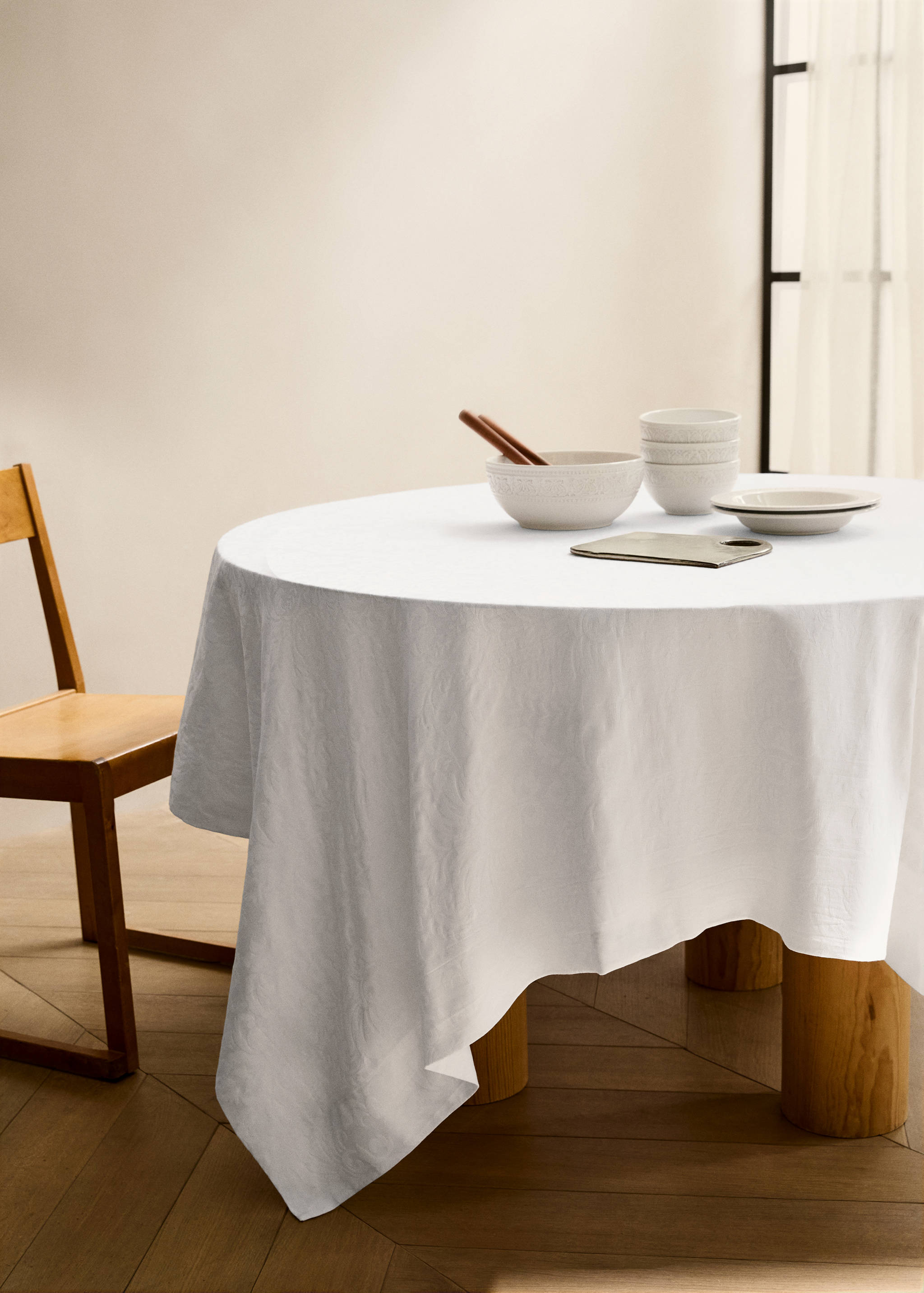 Toalha de mesa redonda de jacquard de algodão às flores para 4 a 6 pessoas - Plano geral