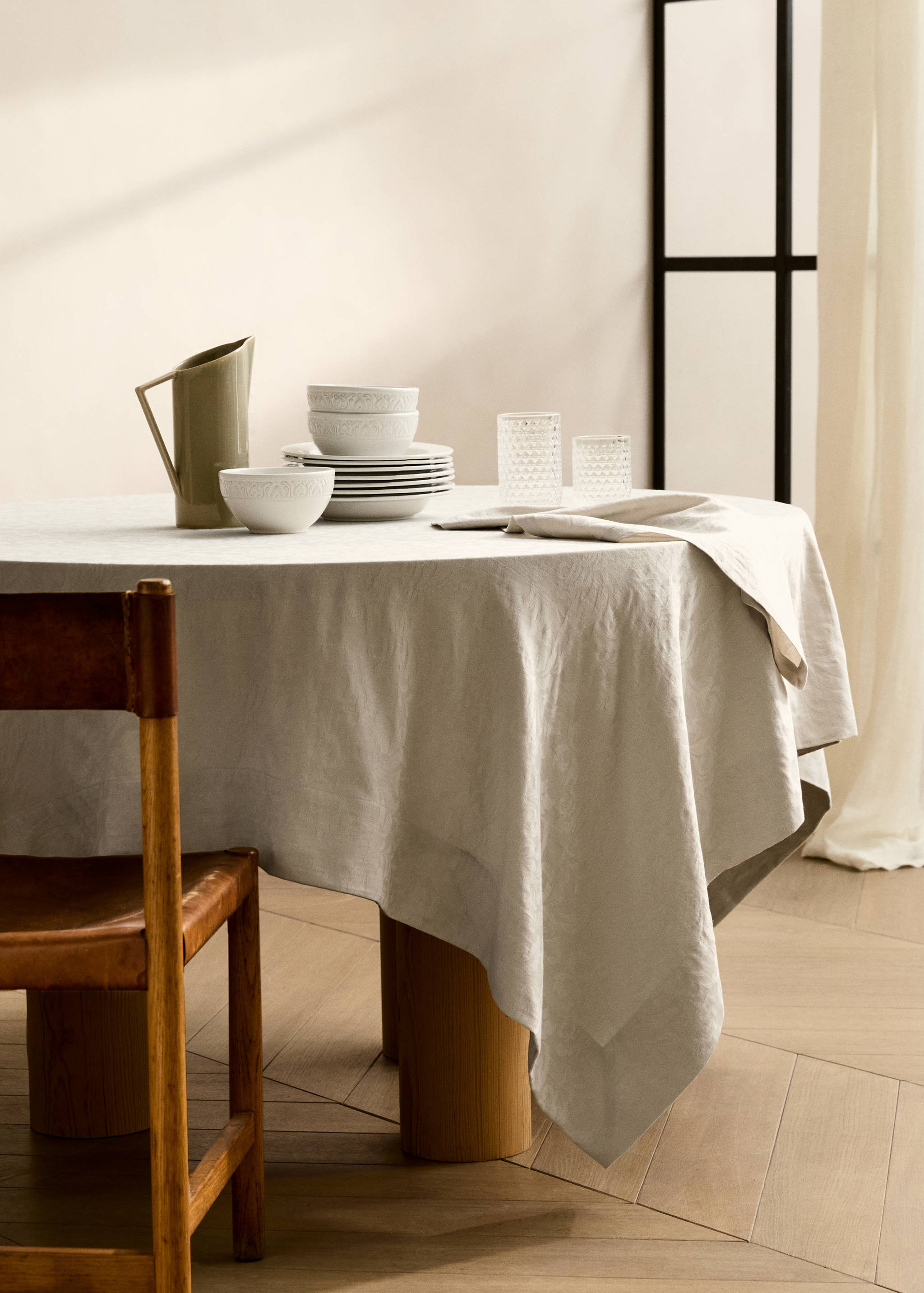 Бавовняна скатертина з квітковим жаккардом на 8-10 персон - Загальний план