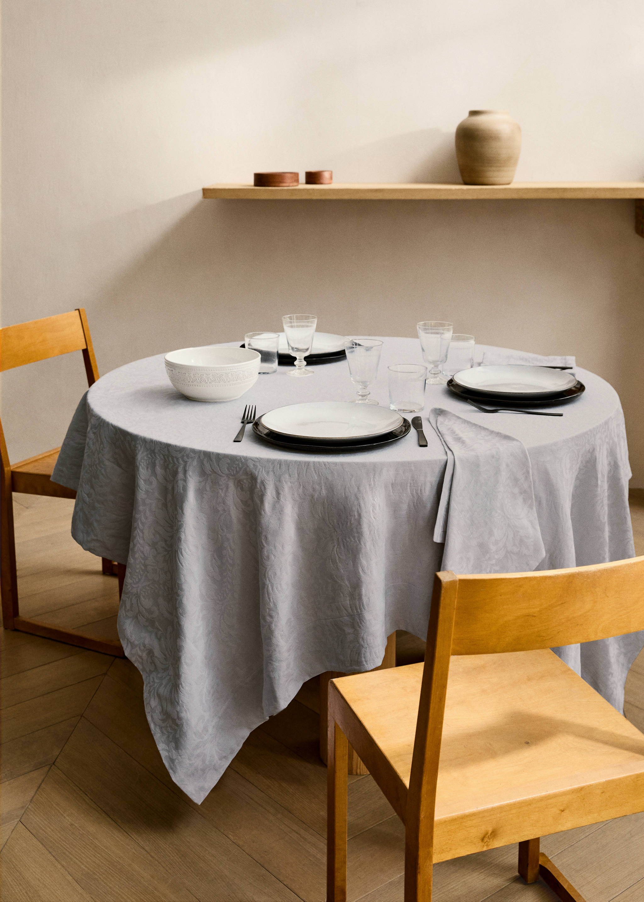 Бавовняна скатертина з квітковим жаккардом на 8-10 персон - Загальний план