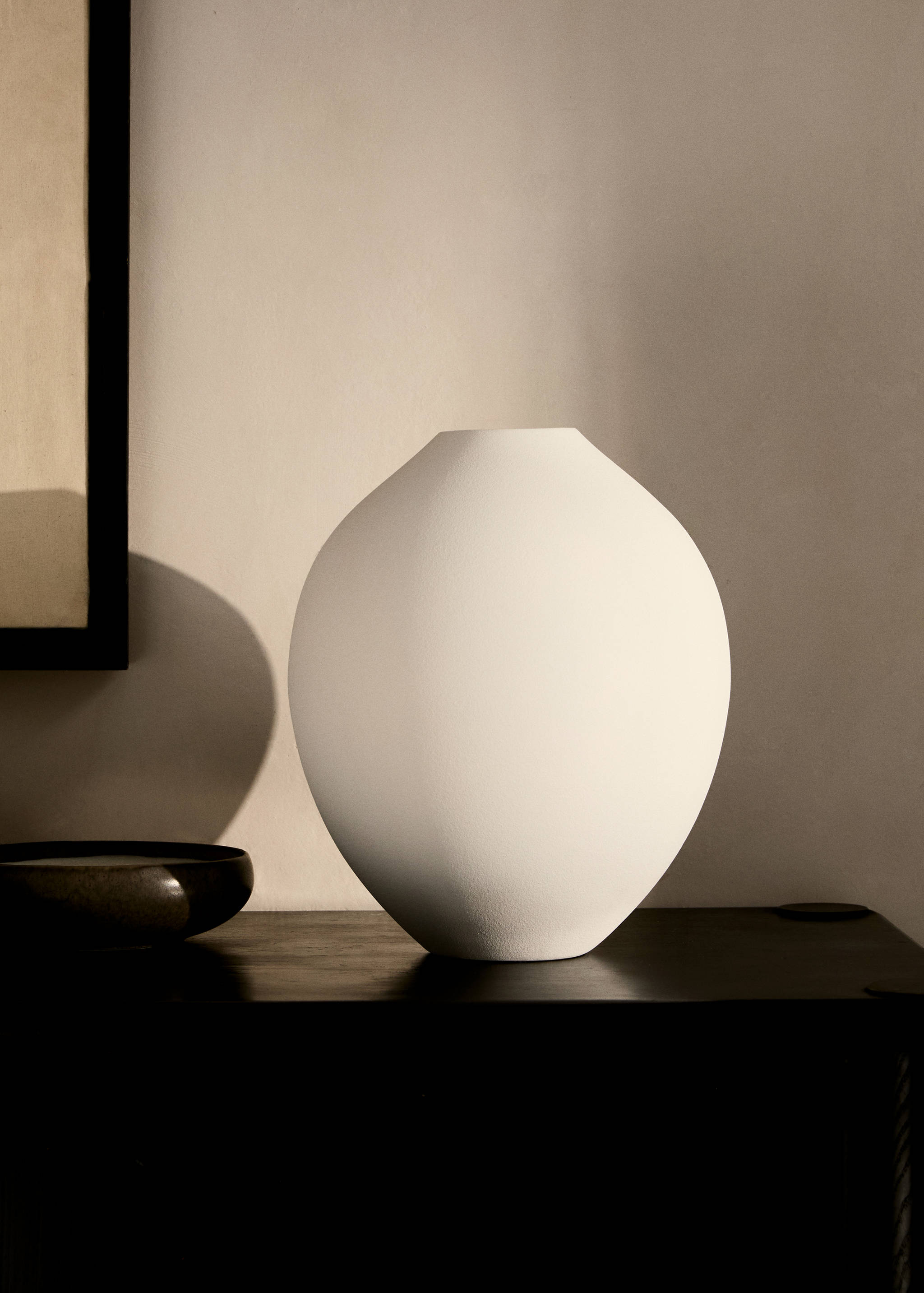 Large matte-finish earthenware vase - General plane