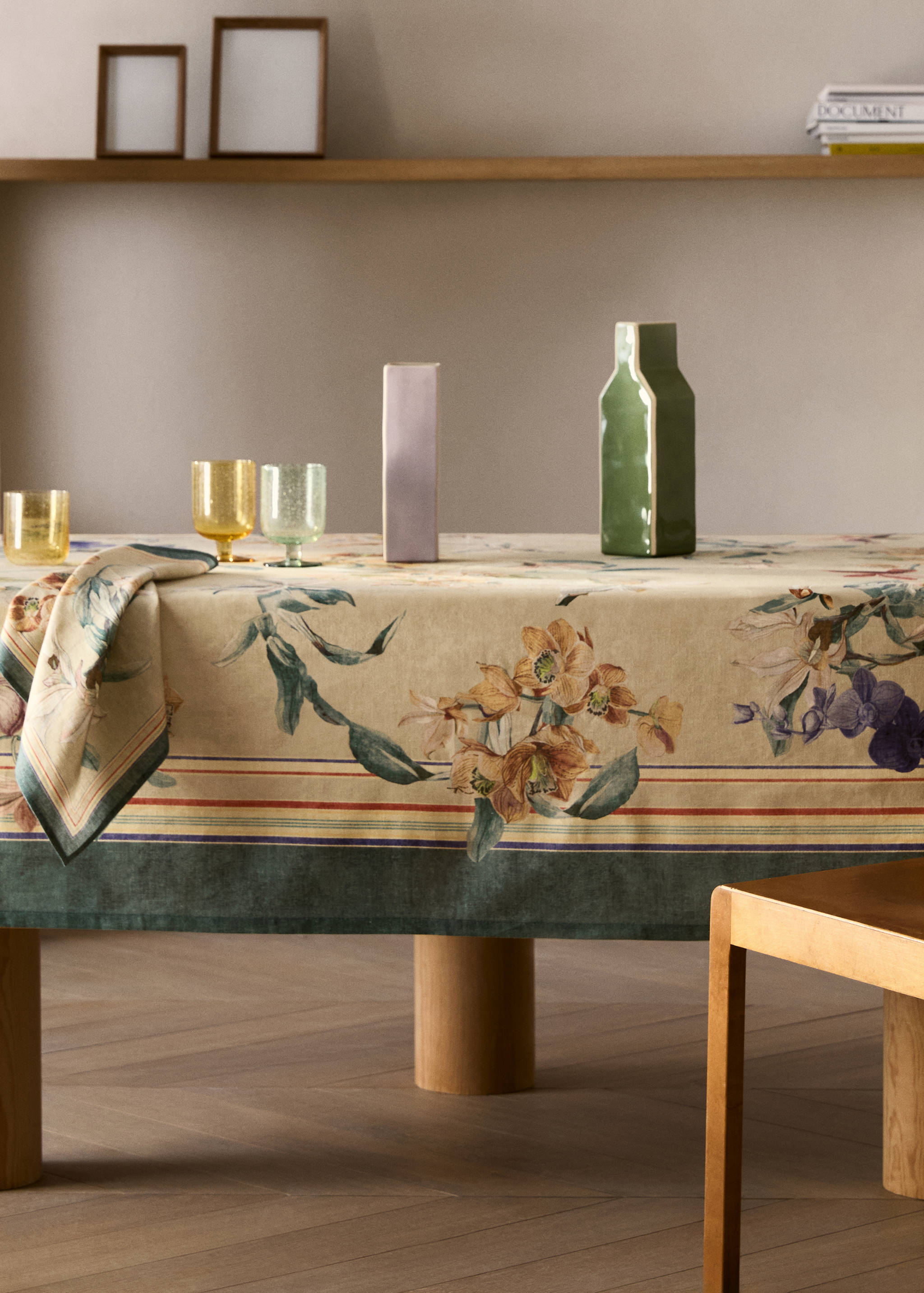 Cotton linen floral-print tablecloth for 6 to 8 diners - General plane