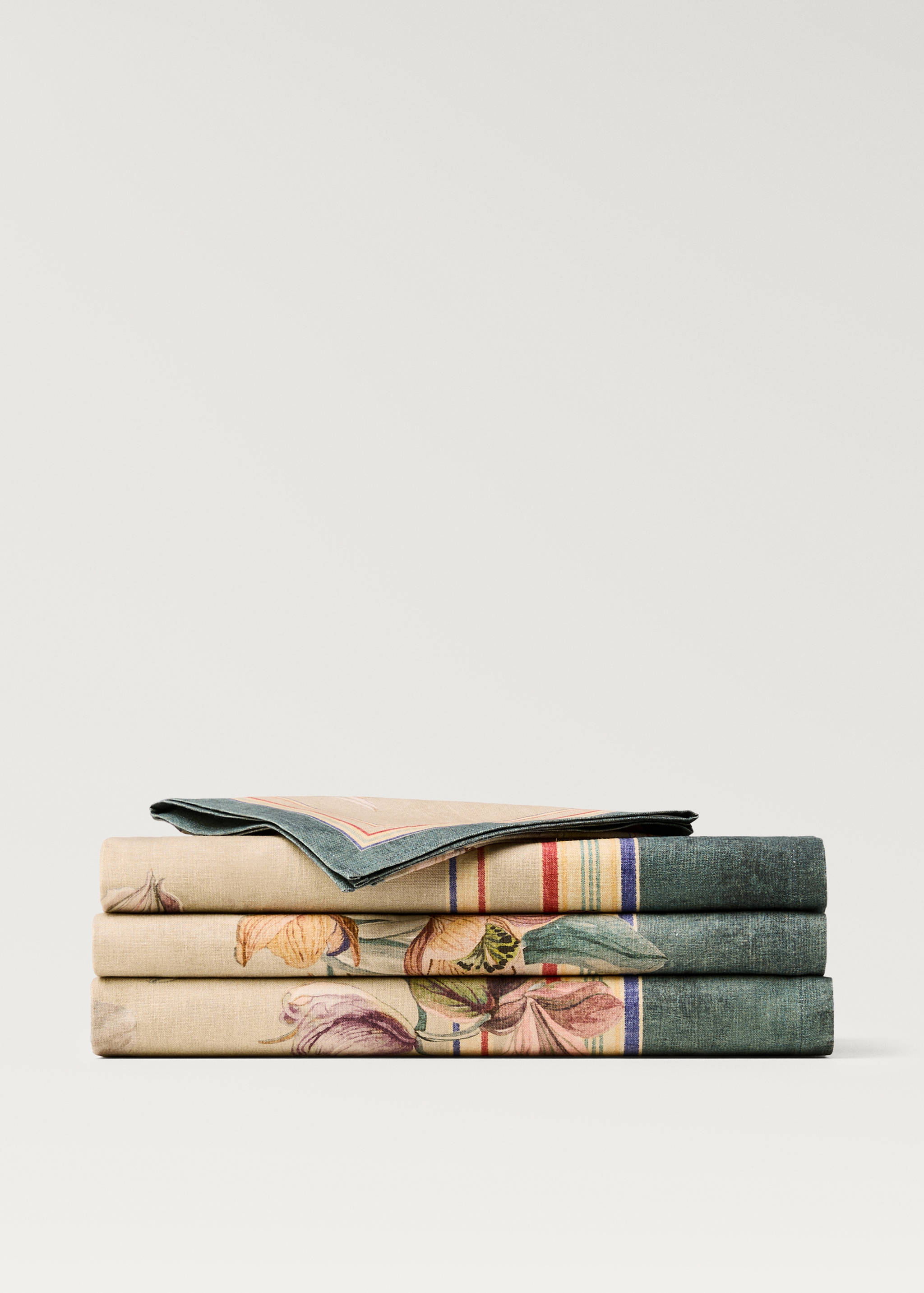 Cotton linen floral-print tablecloth for 6 to 8 diners - Article without model
