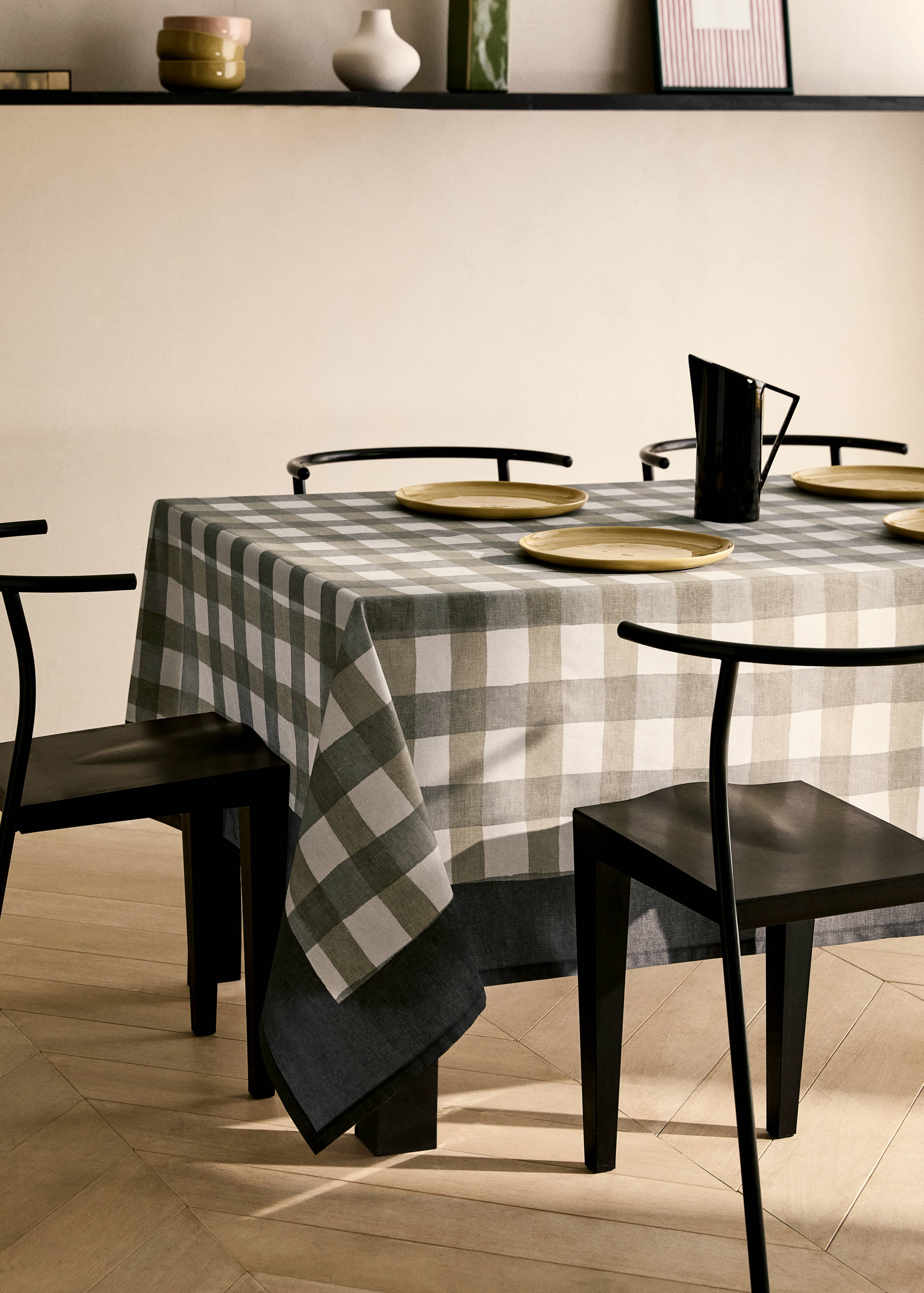 Round check-print cotton tablecloth for 6 to 8 diners - General plane