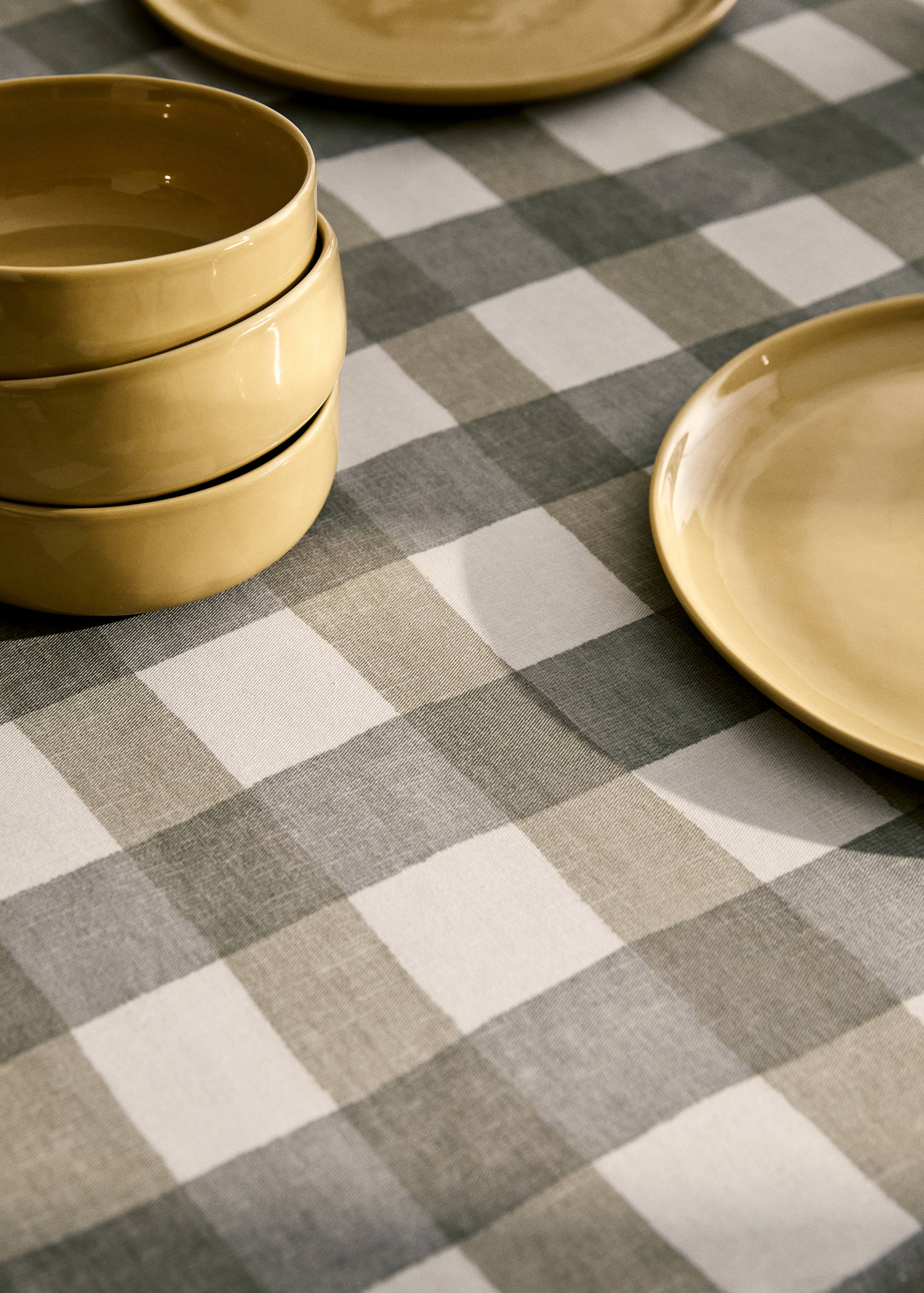 Round check-print cotton tablecloth for 6 to 8 diners - Details of the article 7
