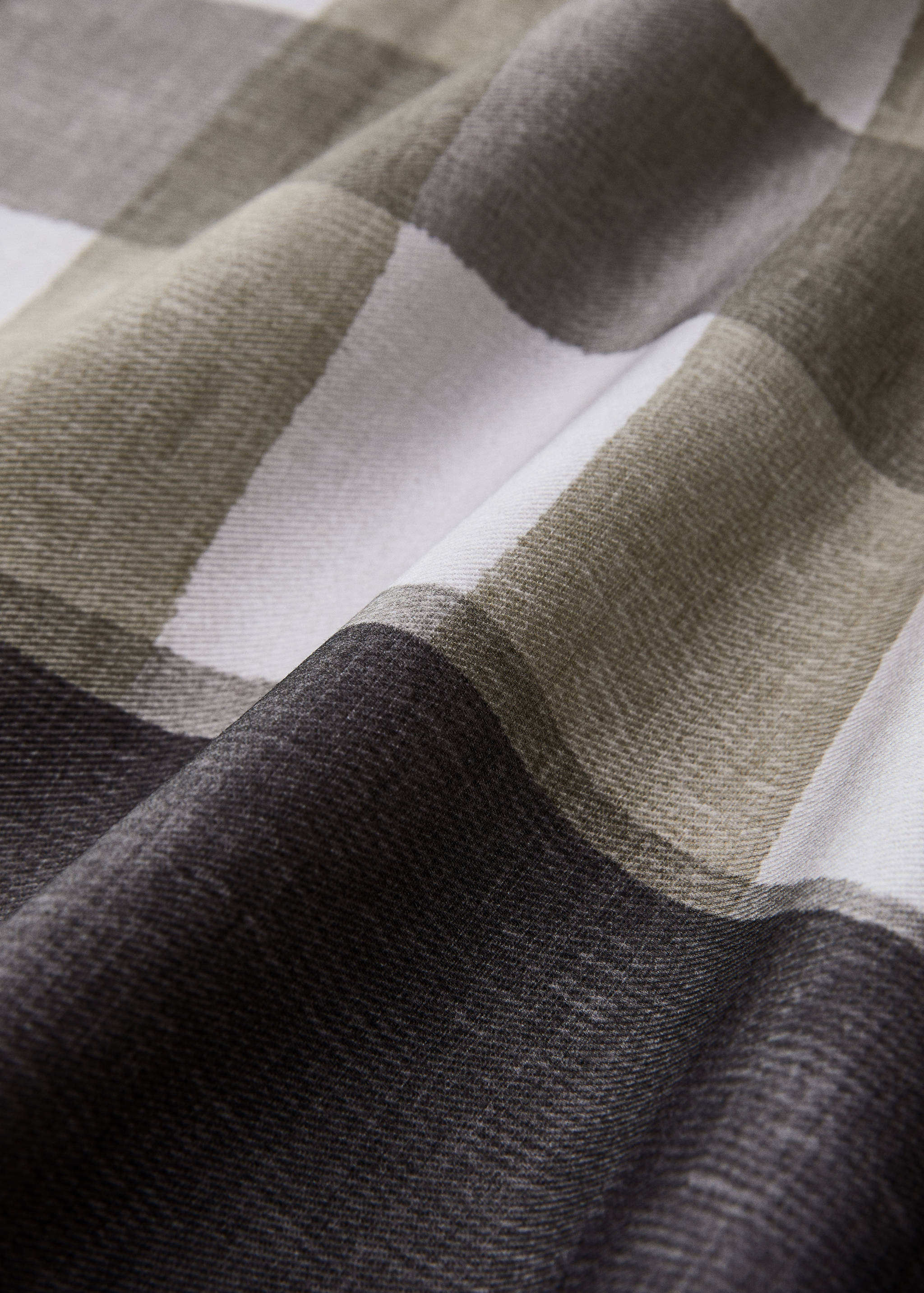Round check-print cotton tablecloth for 6 to 8 diners - Details of the article 2