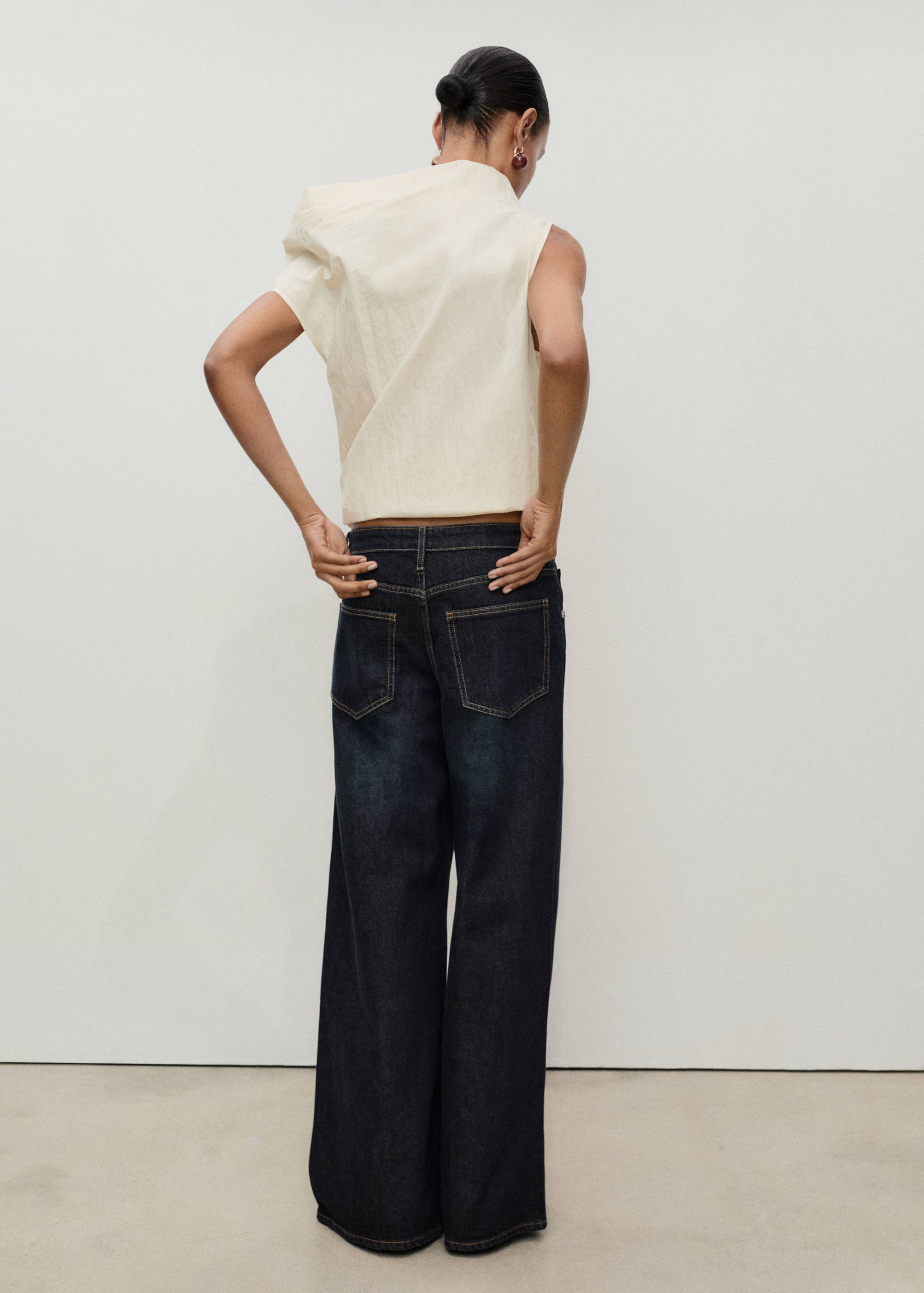 Low-rise rinse-wash wide leg jeans - Reverse of the article