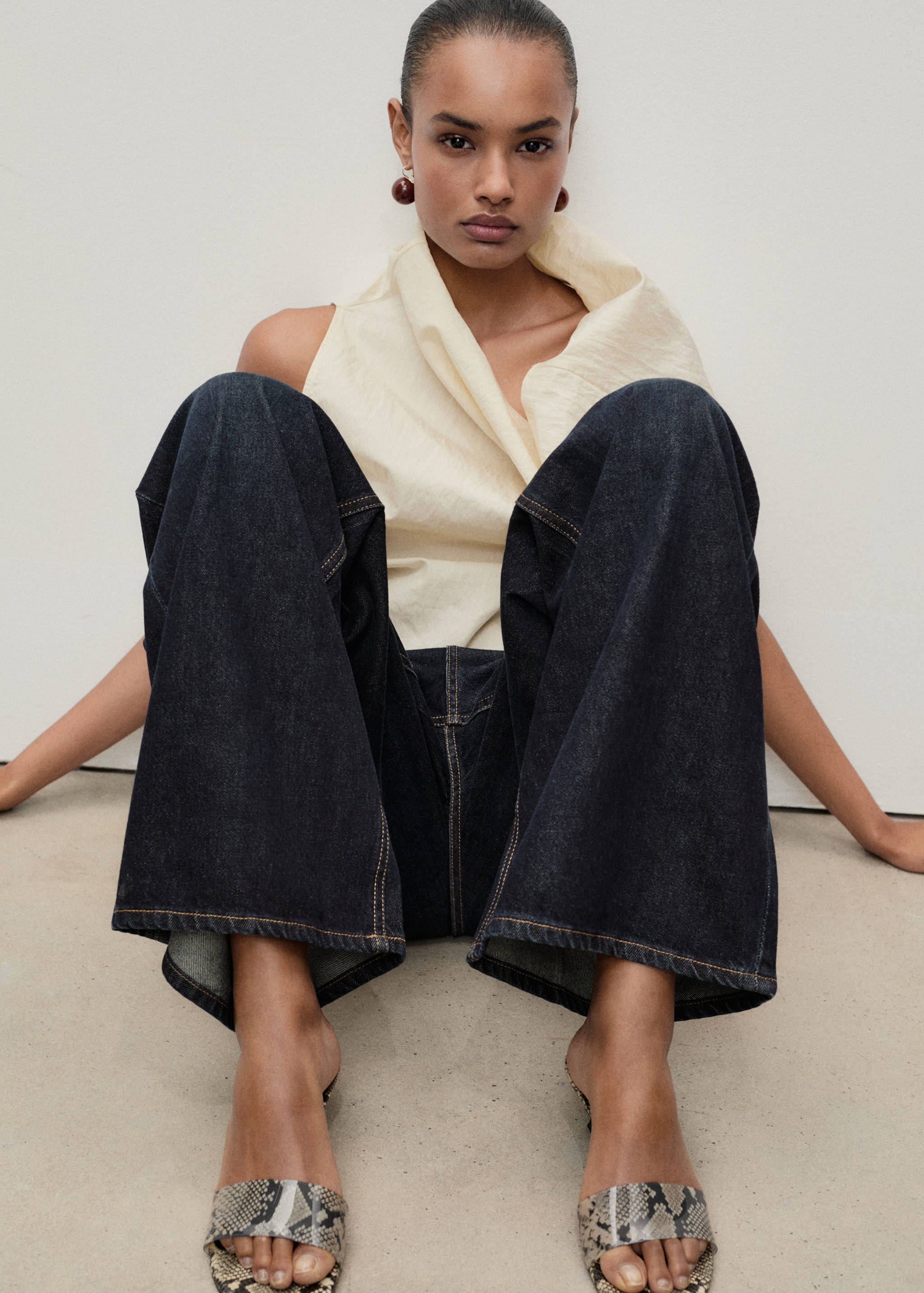 Low-rise rinse-wash wide leg jeans - Details of the article 2