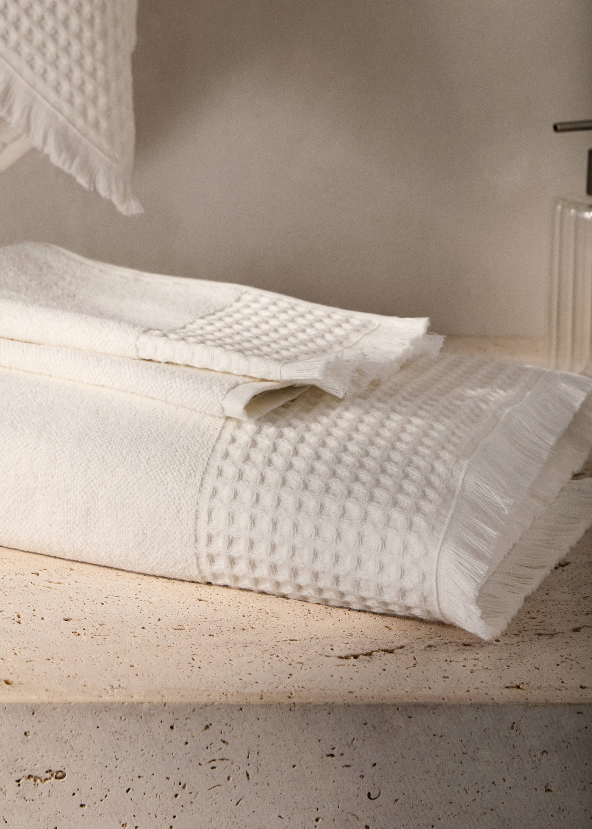 Bath towel with waffle trim and fringe - General plane