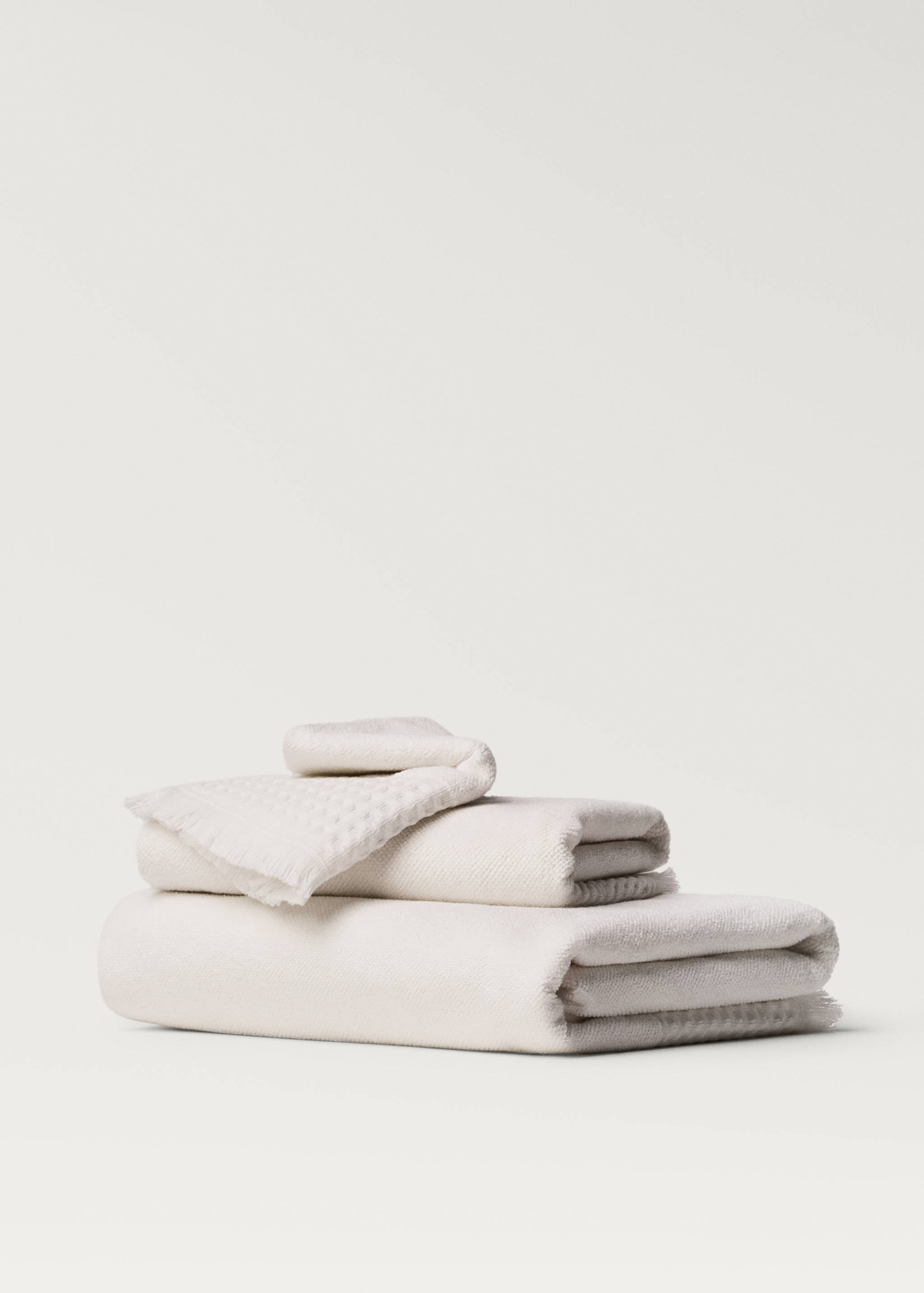 Bath towel with waffle trim and fringe - Article without model