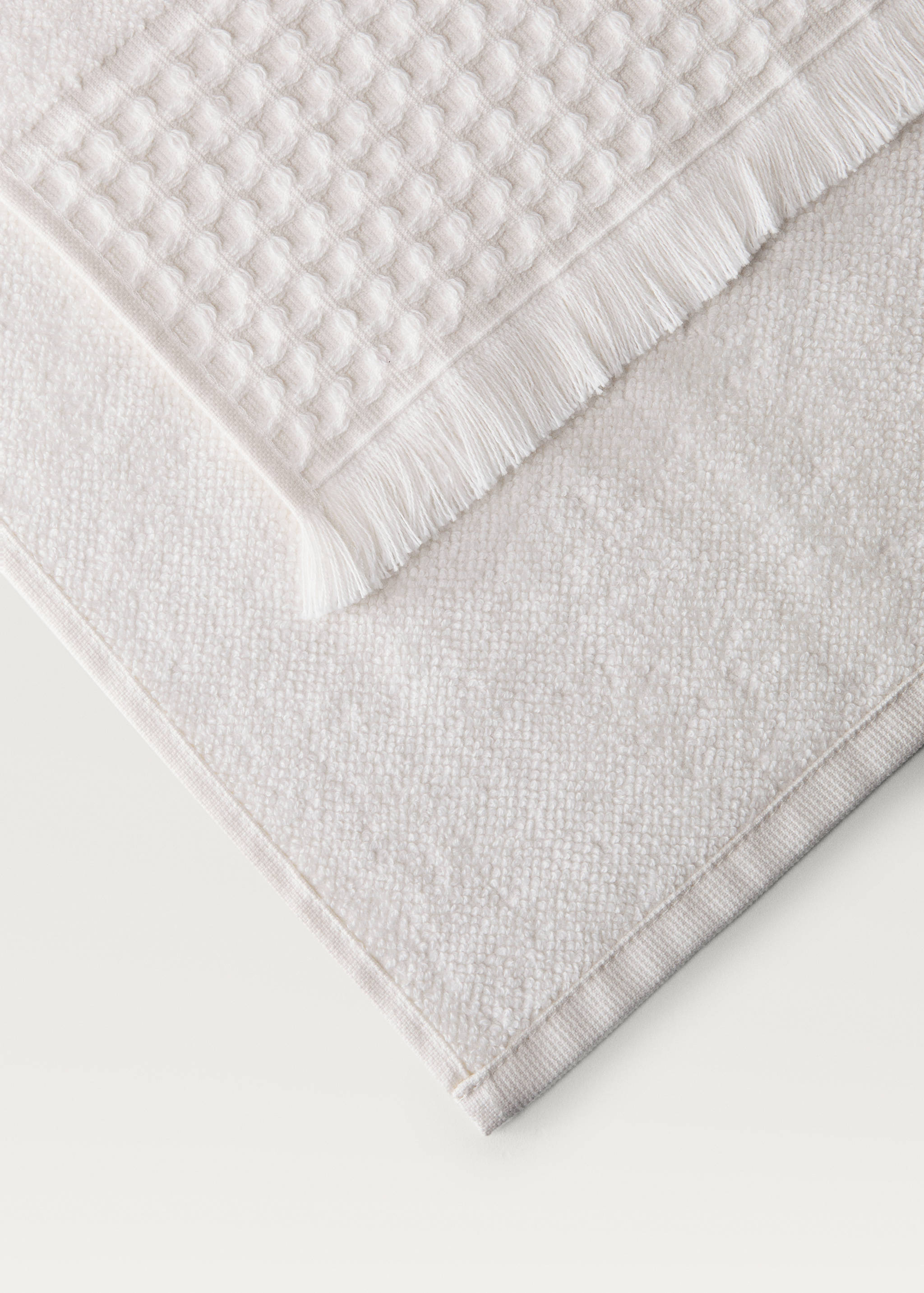Bath towel with waffle trim and fringe - Details of the article 2