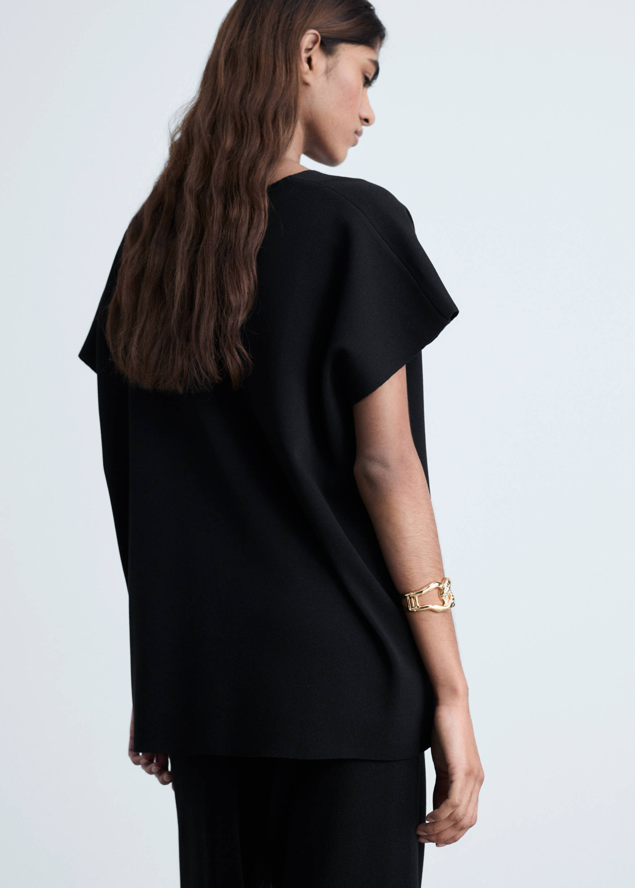 V-neck knit top - Reverse of the article