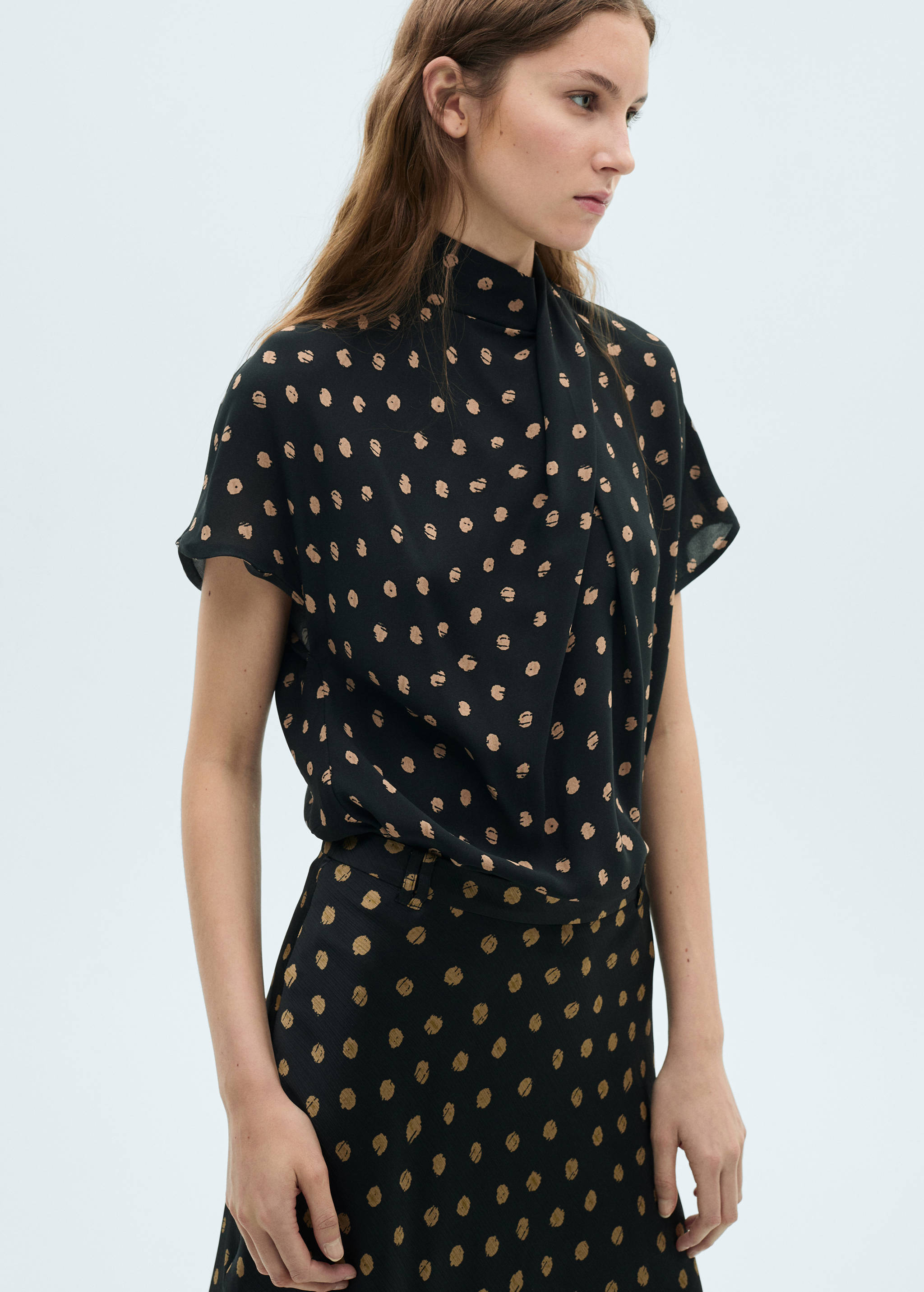 Polka-dot blouse with draped collar - Medium plane