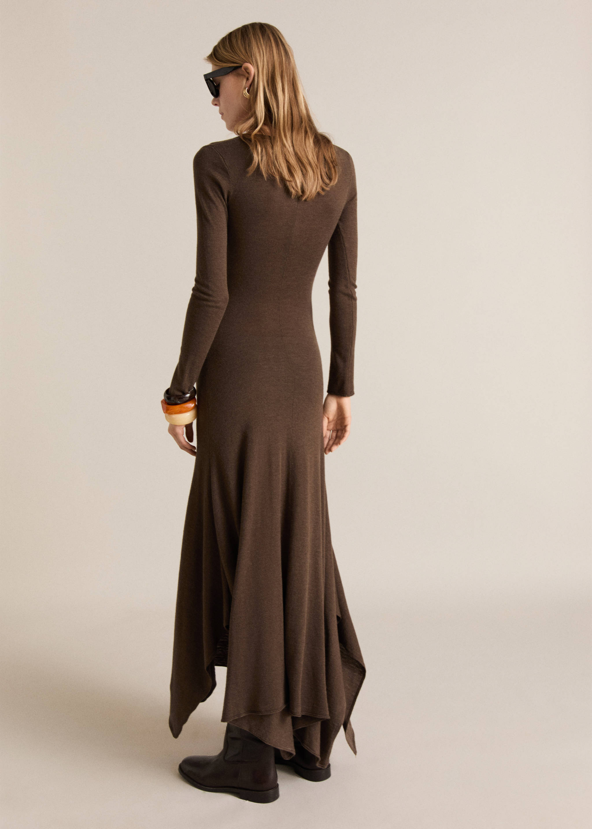 Asymmetrical low-knit dress - Reverse of the article