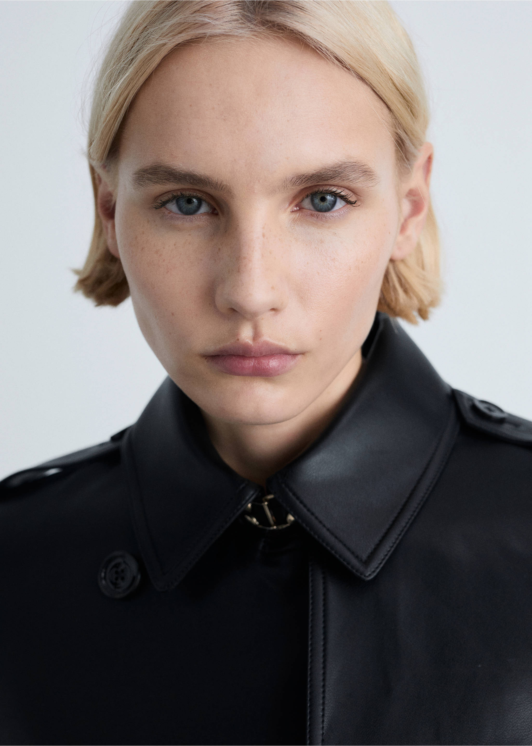 Trench similicuir - Détail de l'article 1, Noir. Ref: 87034077-00.