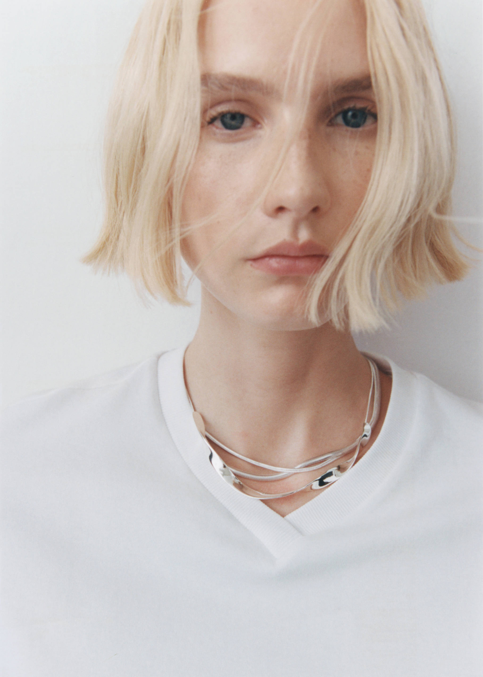 V-neck cotton T-shirt - Details of the article 7