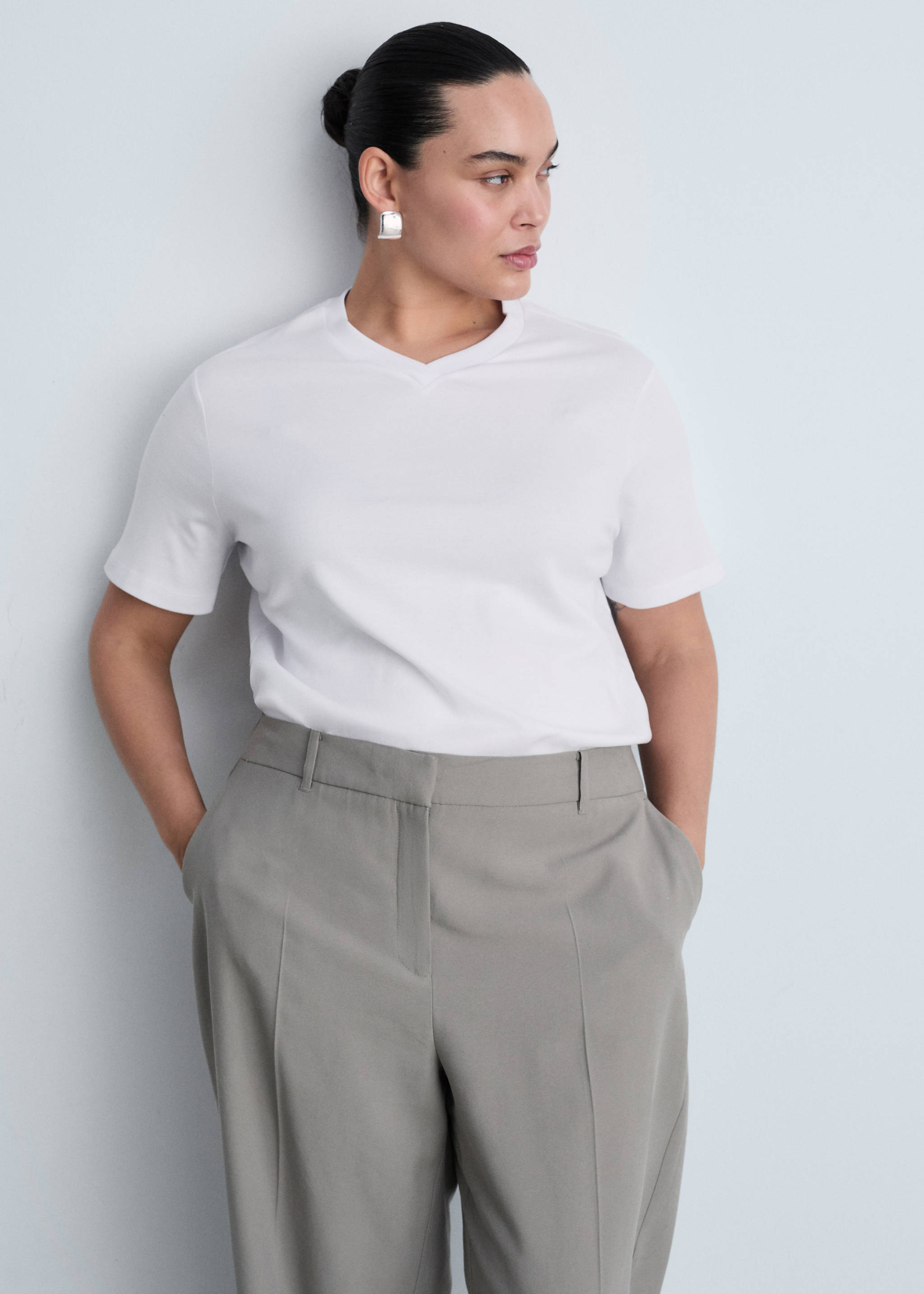 V-neck cotton T-shirt - Details of the article 5