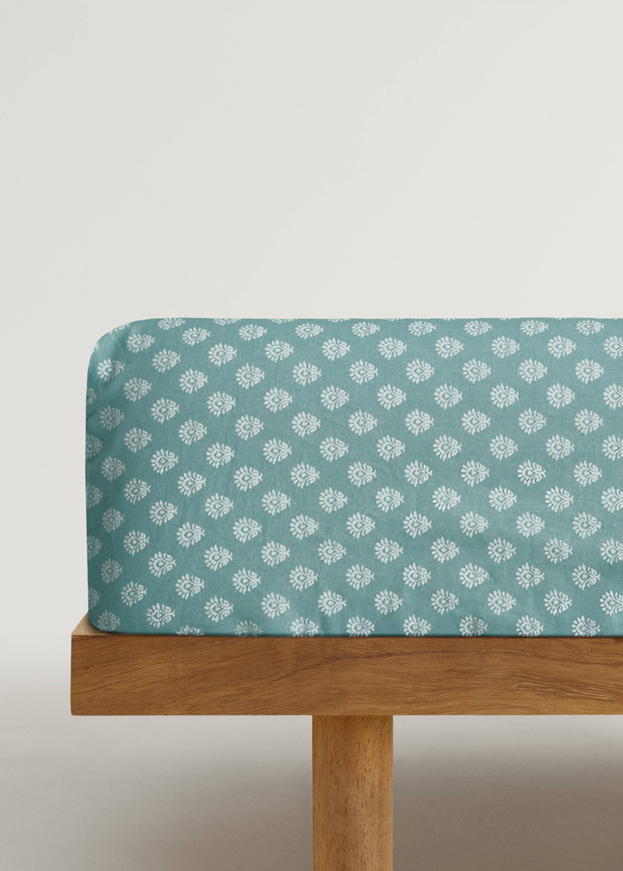 Children’s cotton percale fitted sheet with small flowers for 90 cm bed - Article without model