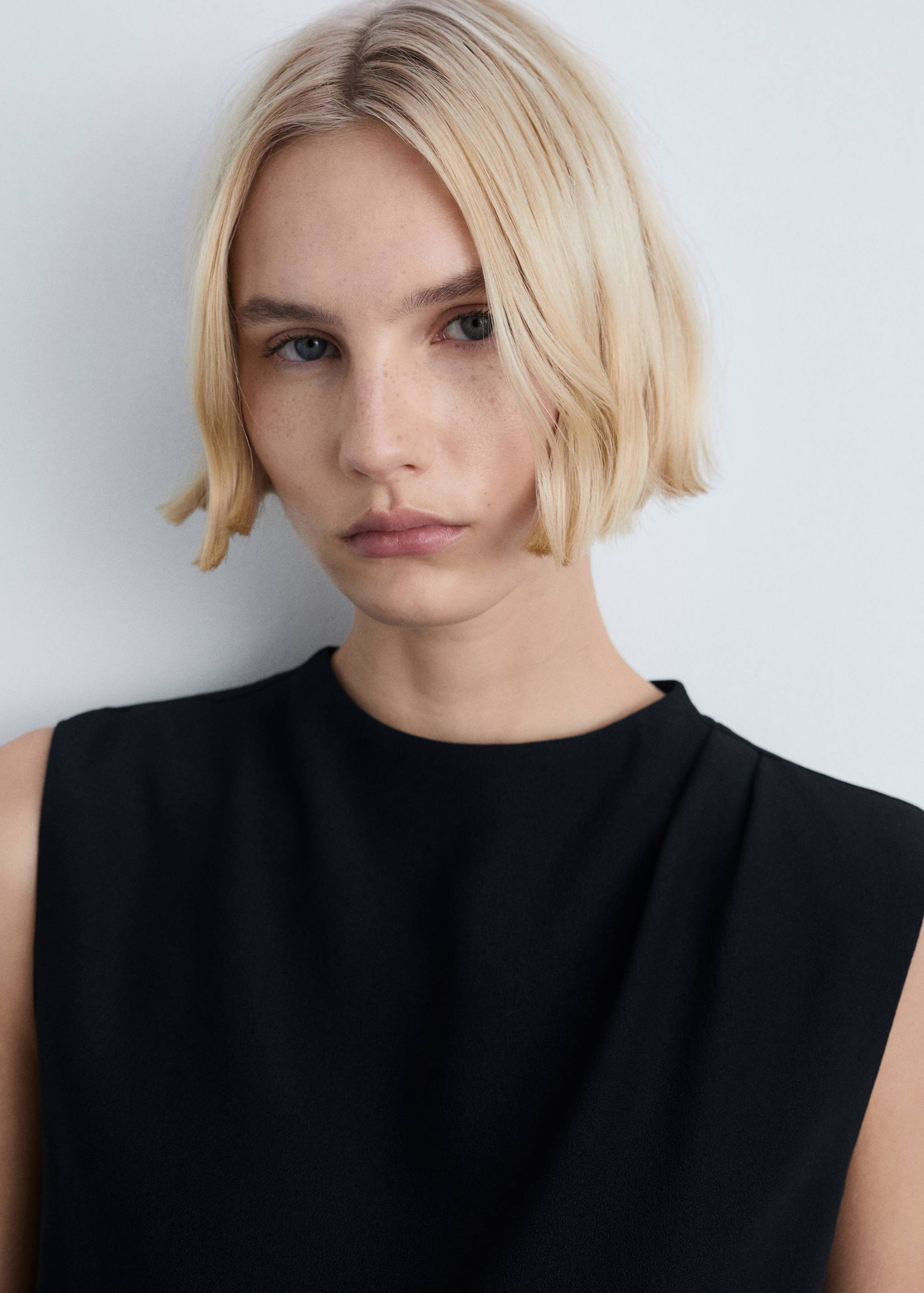 Sleeveless draped blouse - Details of the article 1