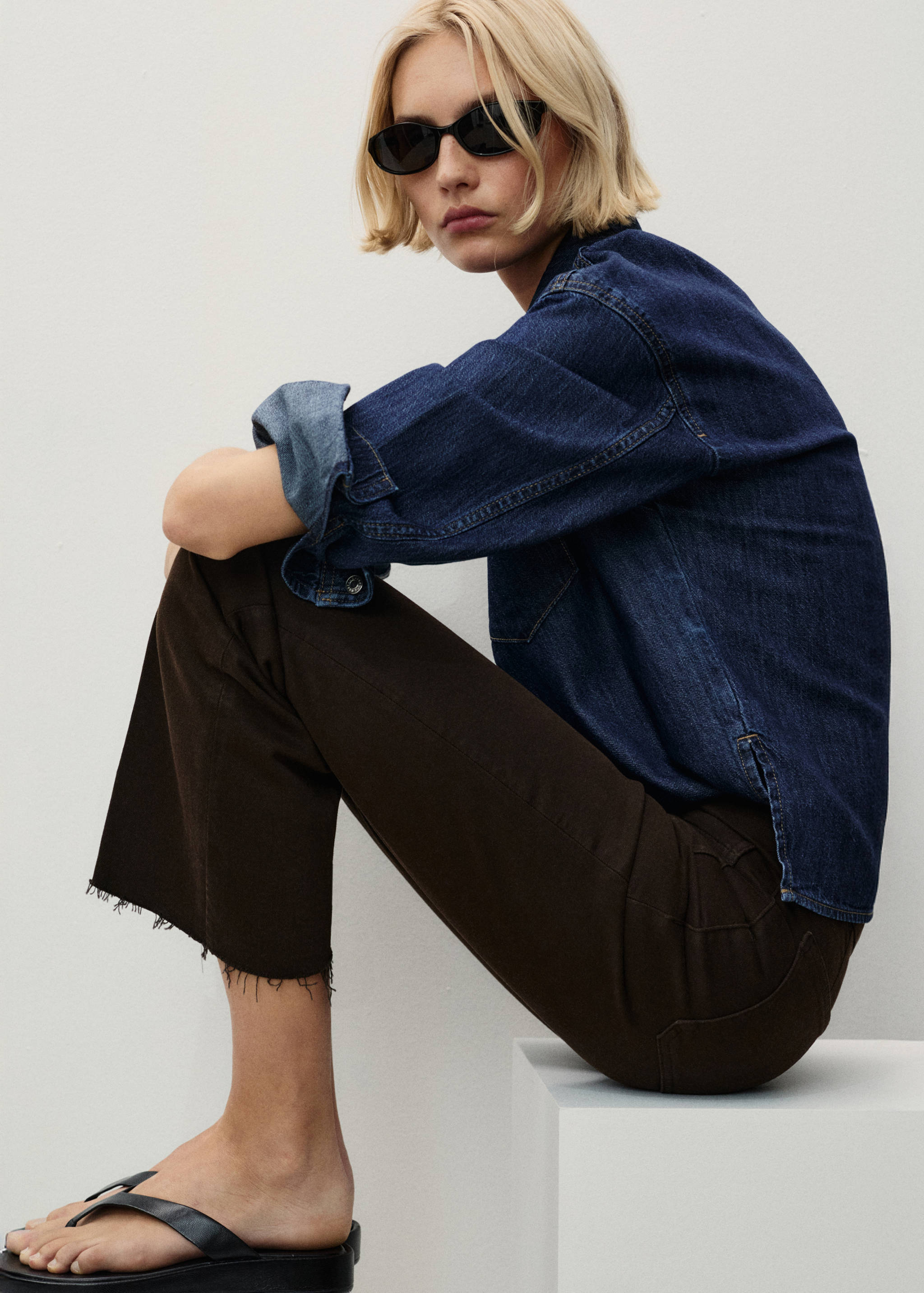 Flared cropped jeans with pockets - Details of the article 3