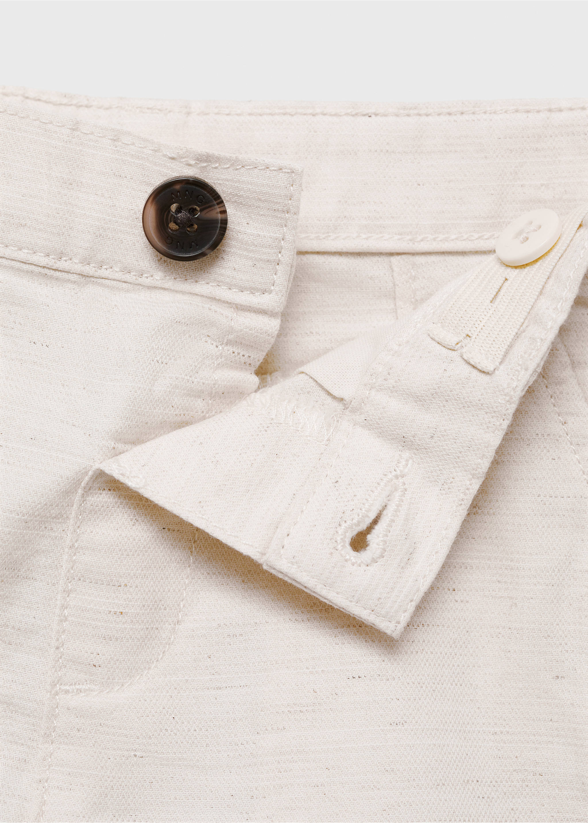 Linen-cotton blend Bermuda short - Details of the article 8, Sand. Ref: 87034405-00.