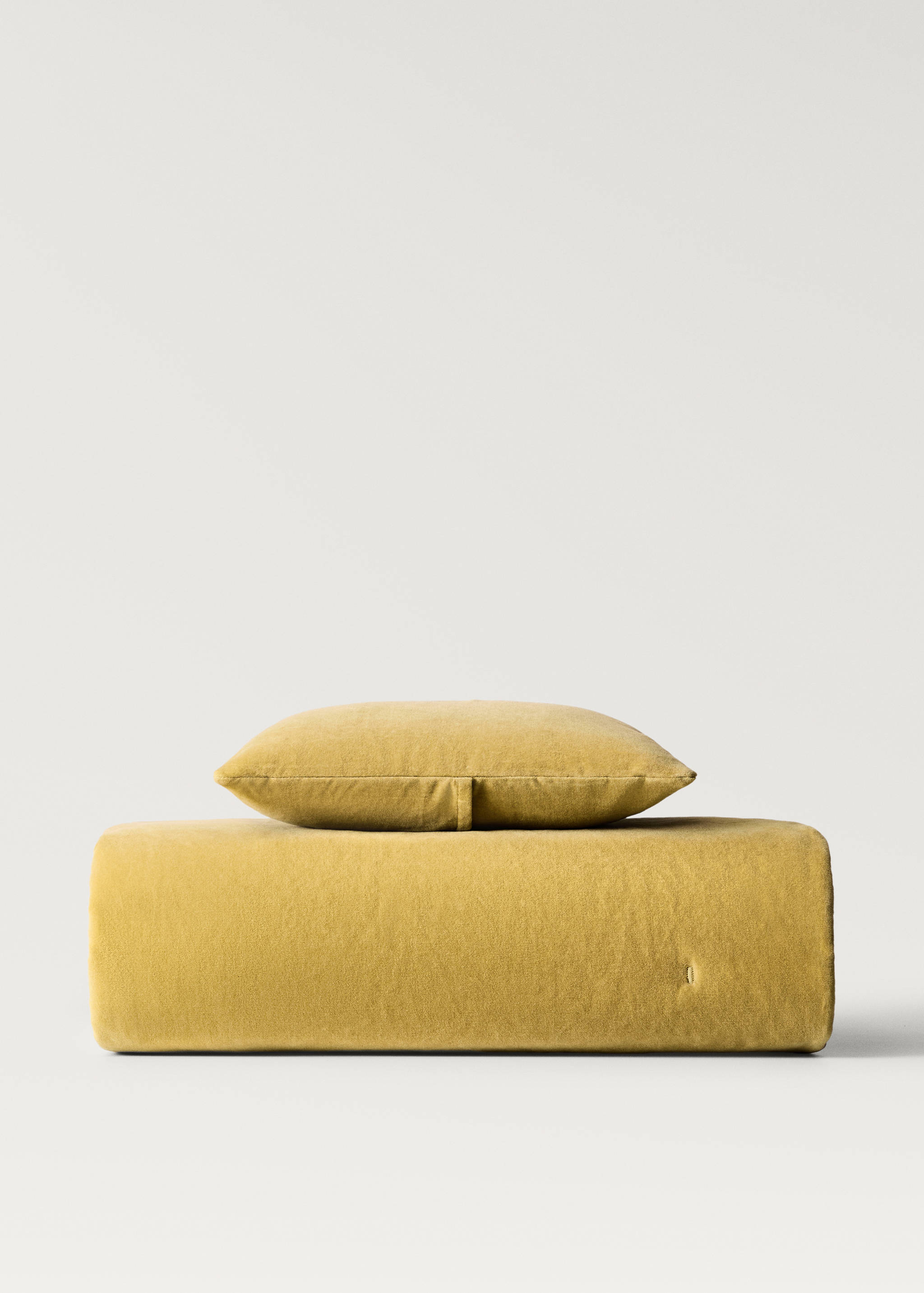 Garment-dyed velvet cotton bedspread for cot - Article without model