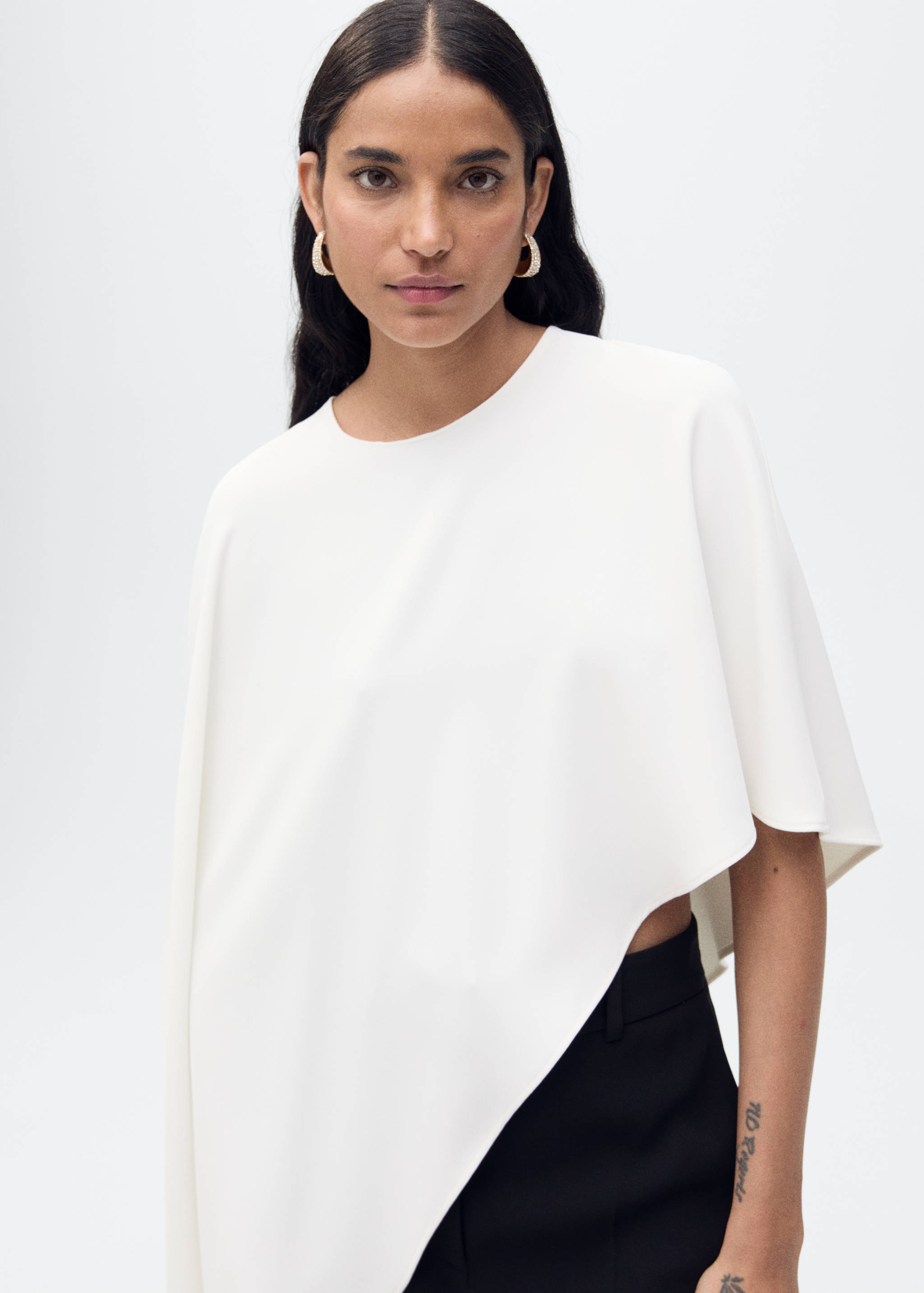 Asymmetrical round-neck cape - Medium plane