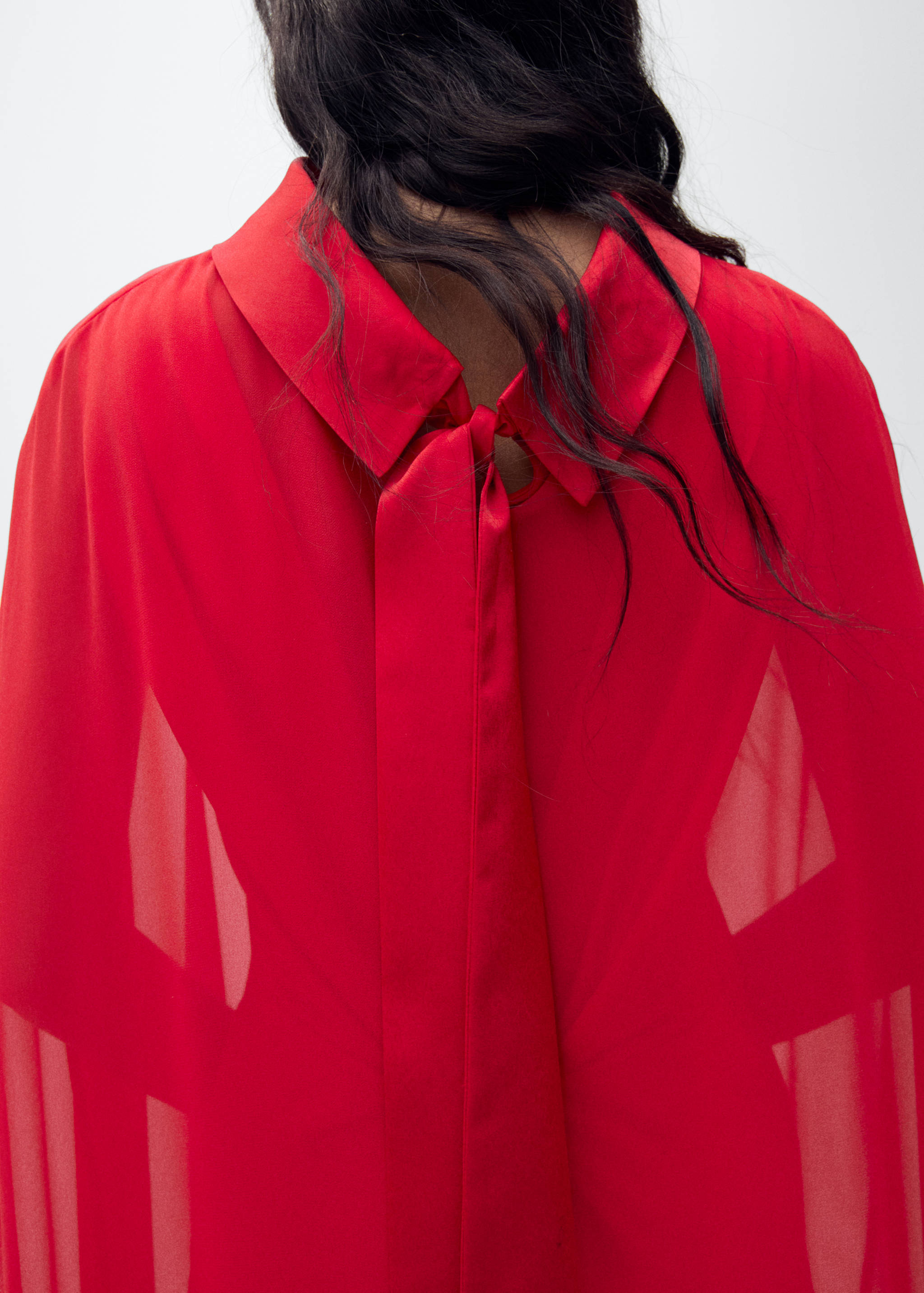 Long cape with bow - Details of the article 6