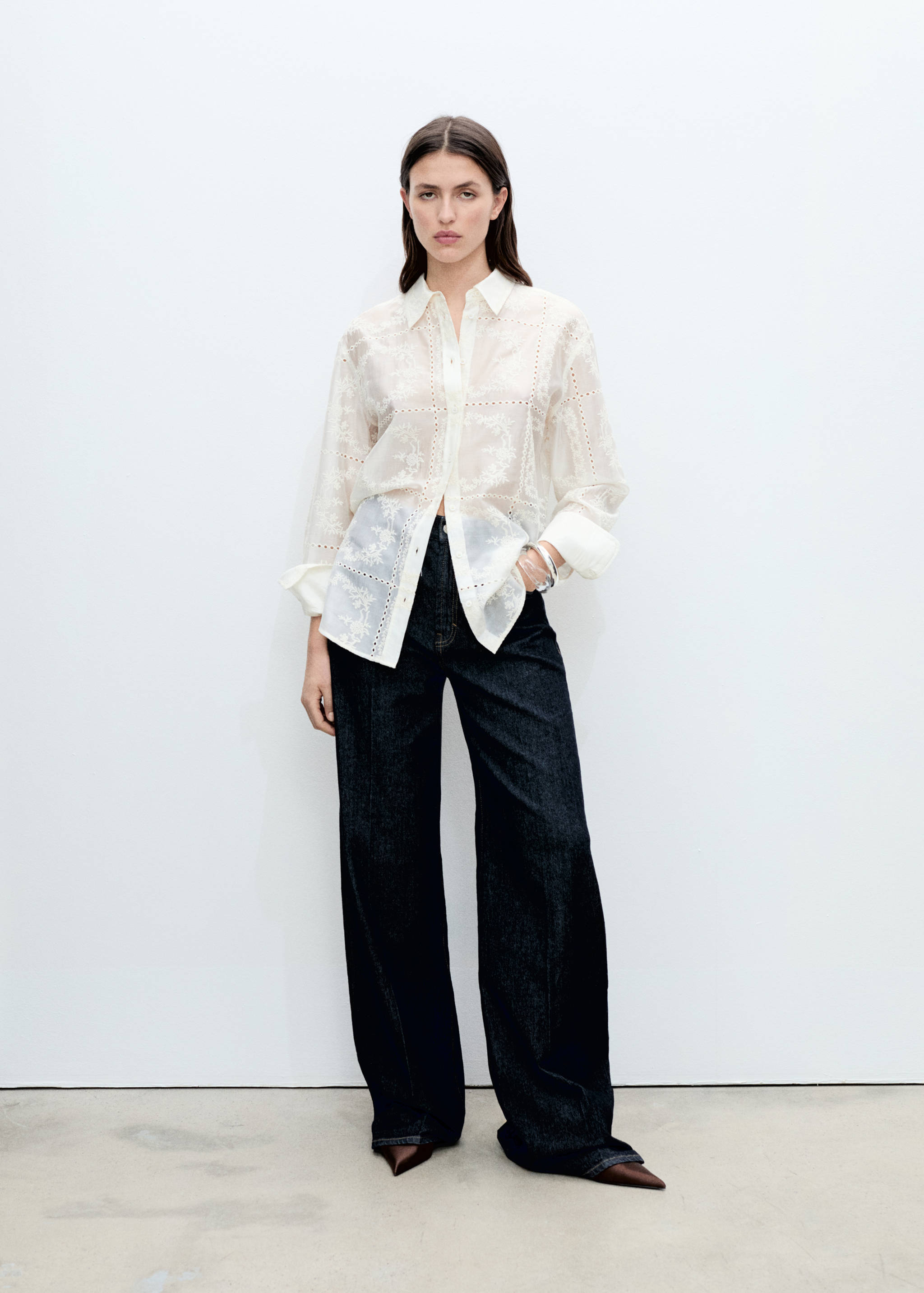 Camisa de liocel com bordado de flores - Plano geral