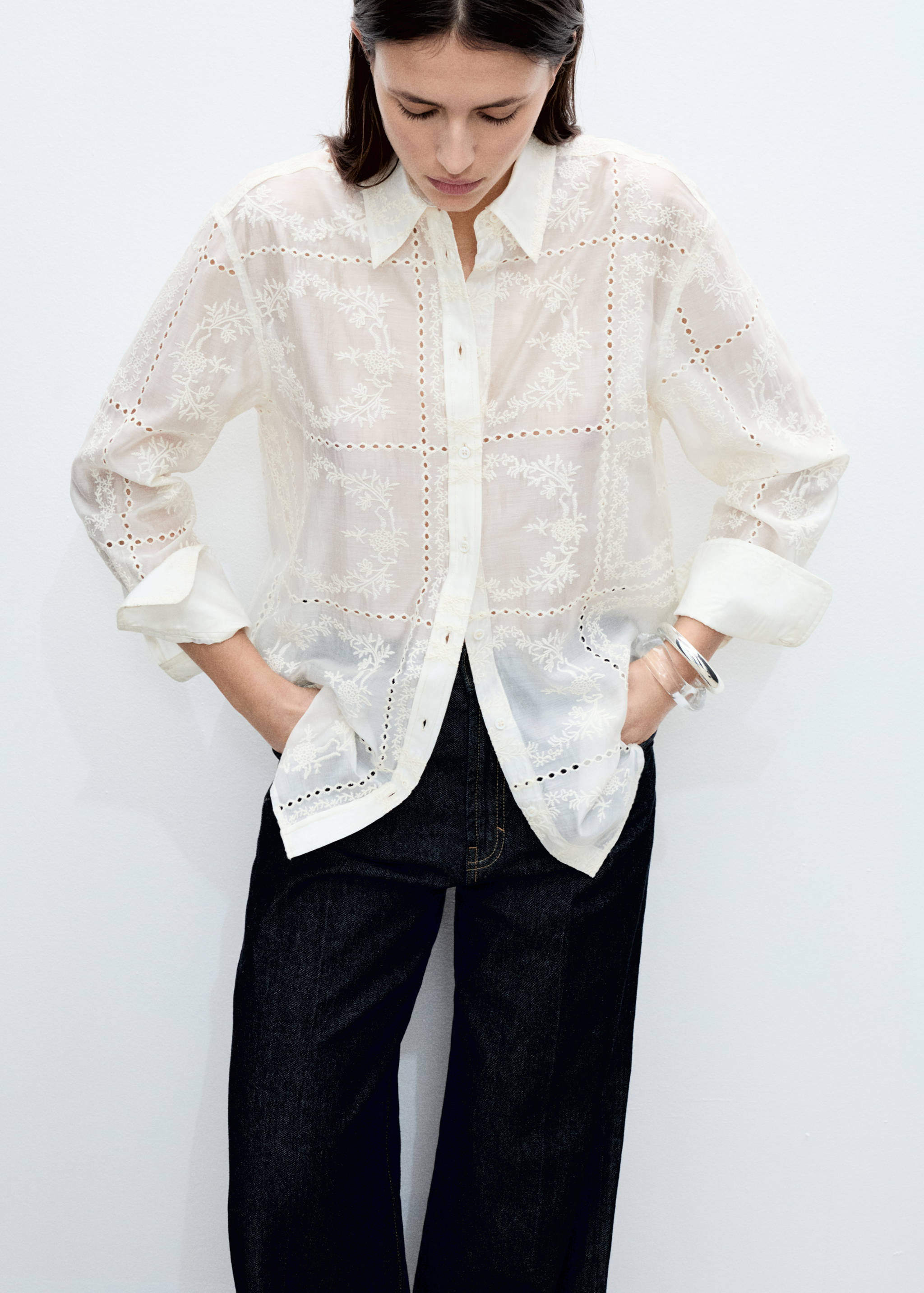 Camisa de liocel com bordado de flores - Plano médio