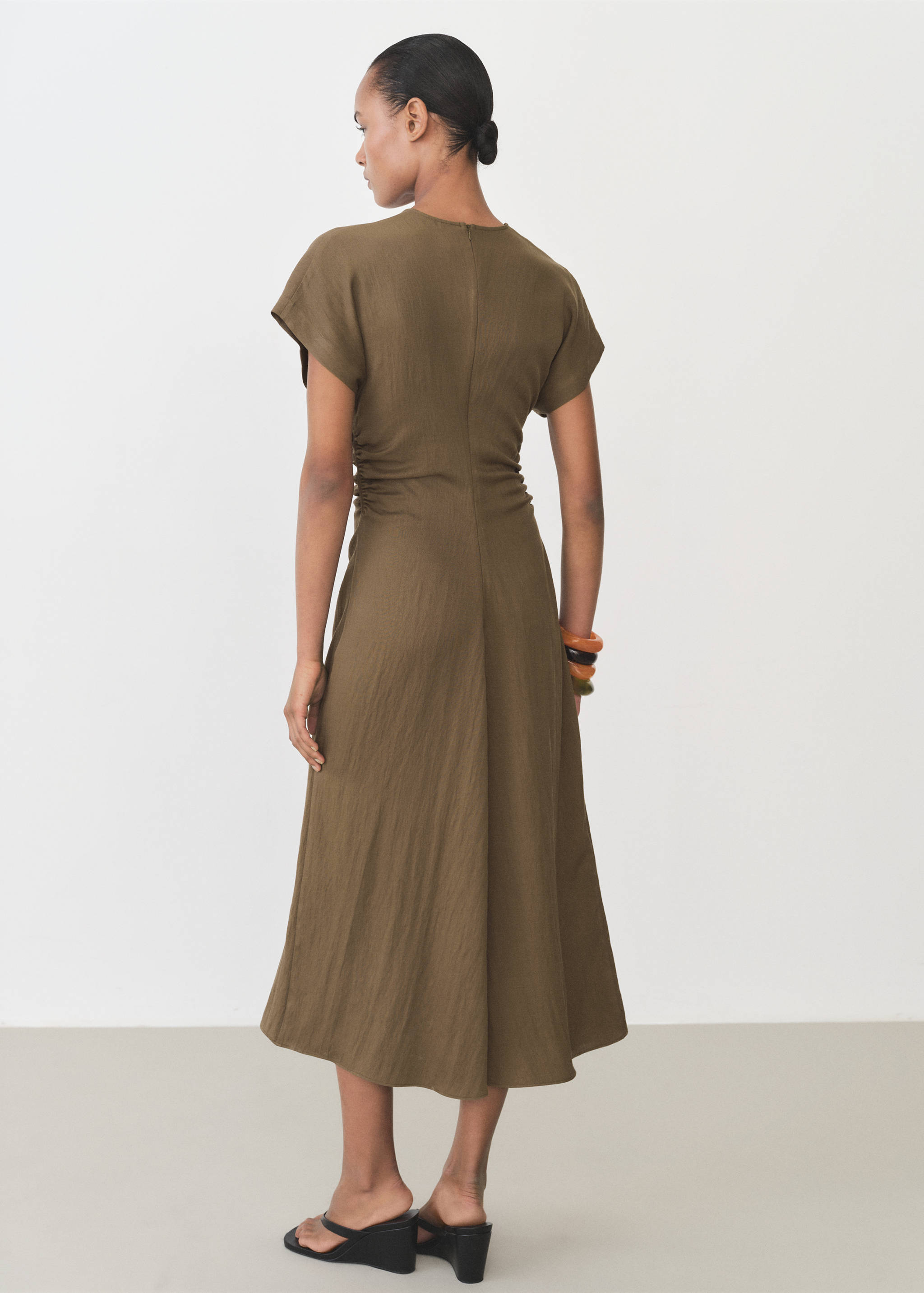 Vestido com mistura de liocel e pormenores drapeados - Verso do artigo