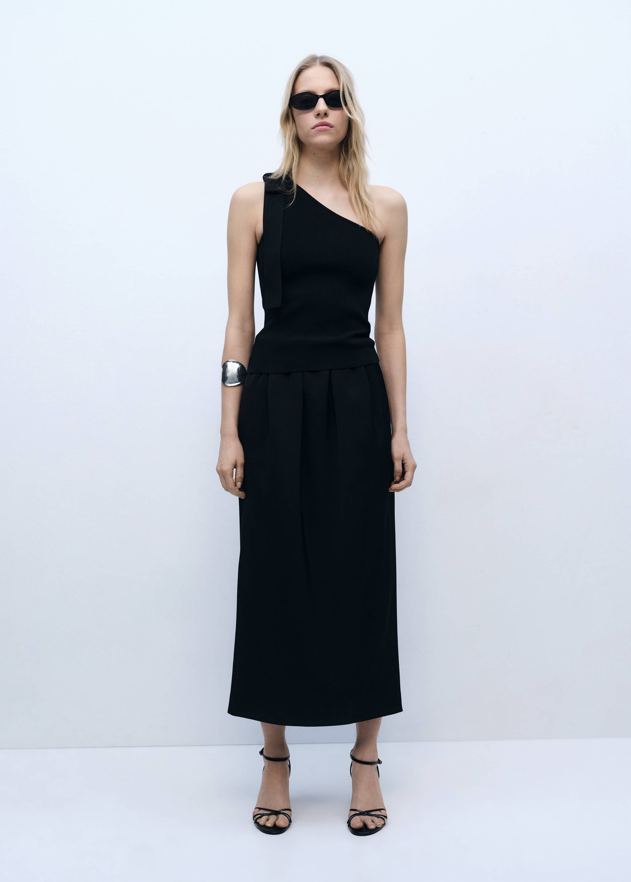 Asymmetrical knitted top with bow - General plane