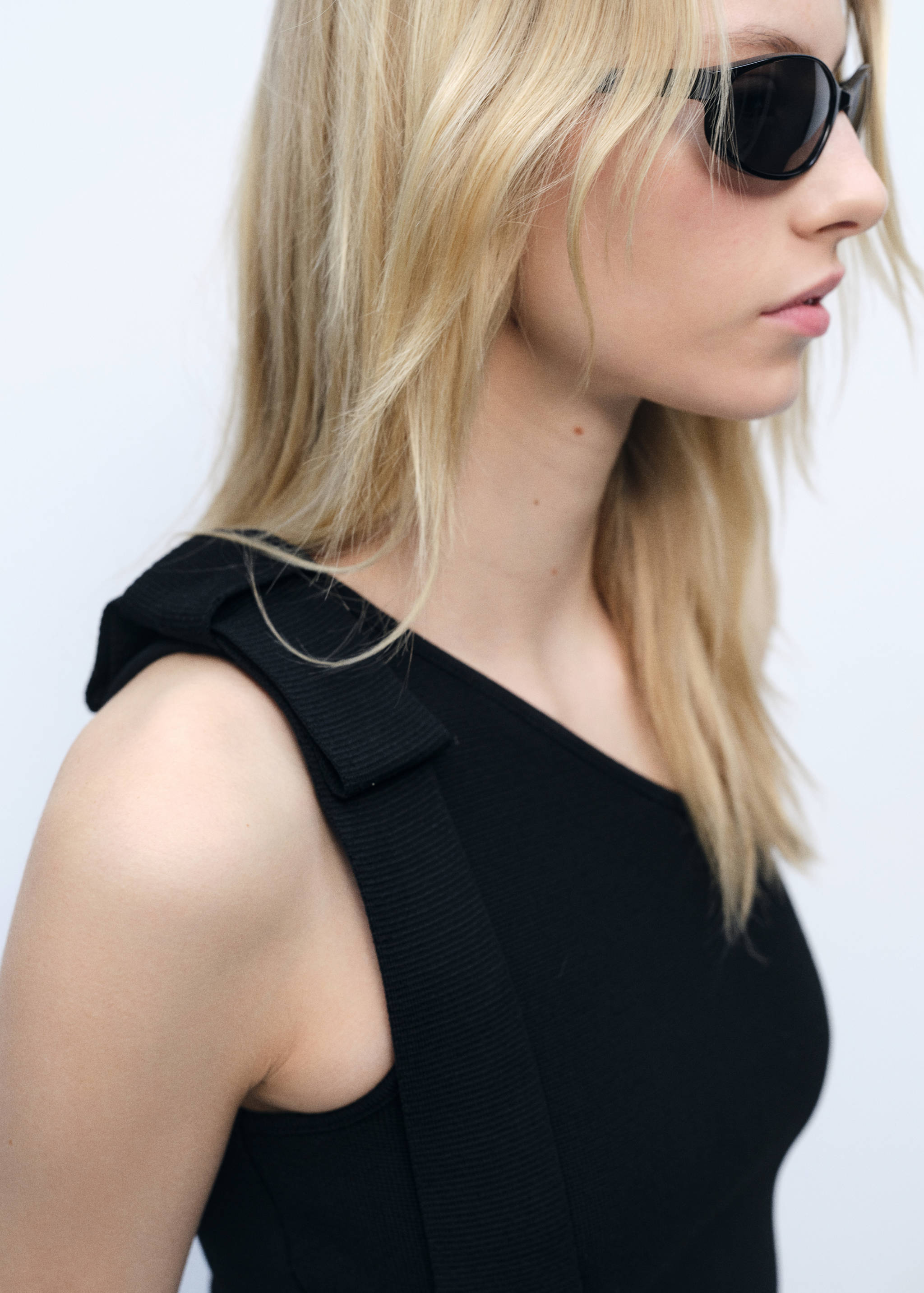 Asymmetrical knitted top with bow - Details of the article 1