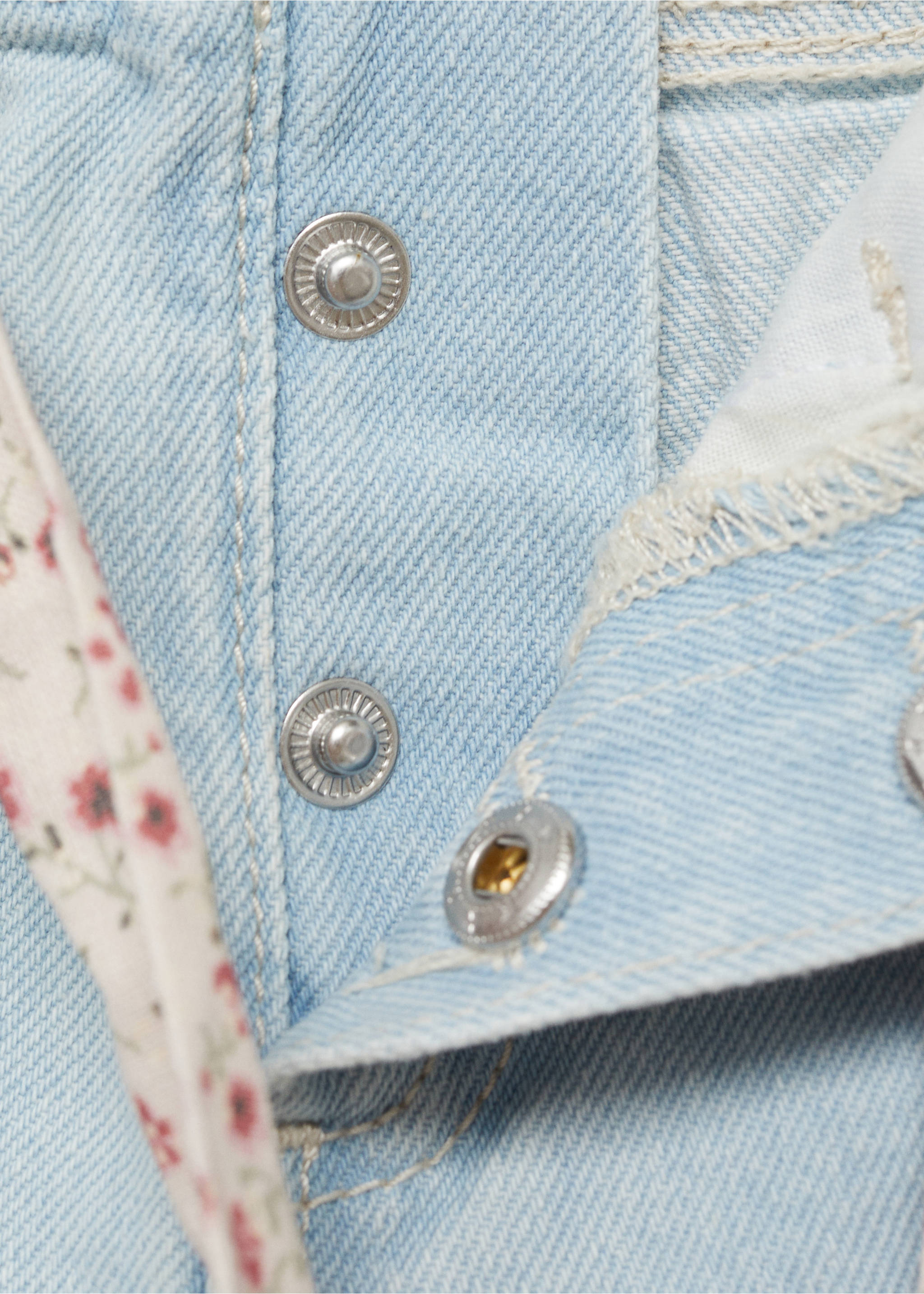 Detalle de shorts vaqueros en azul claro con botones de presión y forro floral., Azul claro. Ref: 87035954-00.