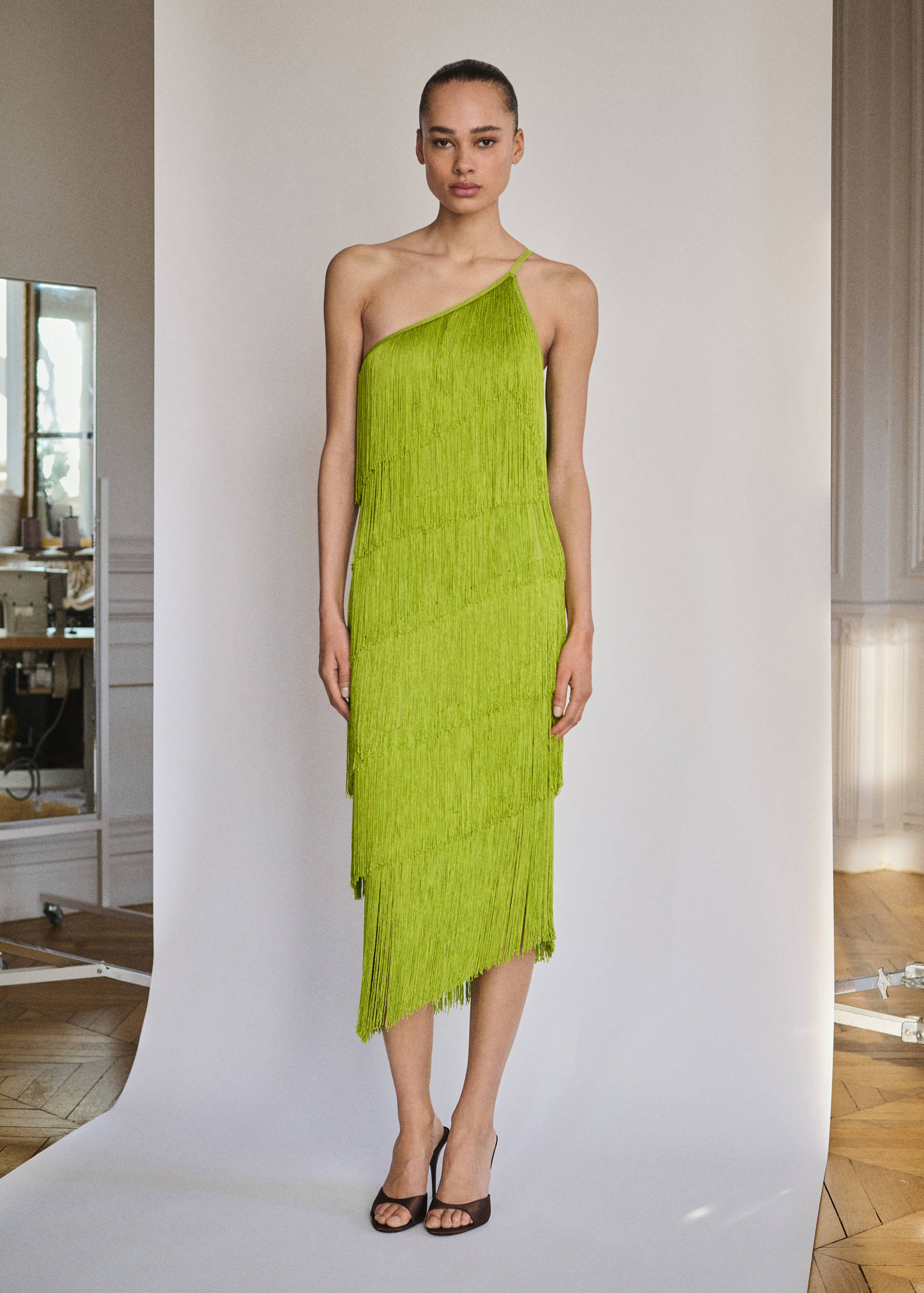 Vestido midi assimétrico com franjas - Plano geral