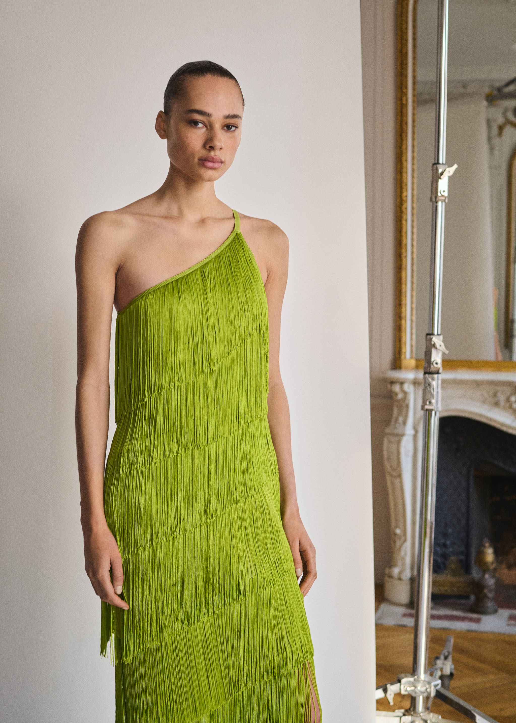 Vestido midi assimétrico com franjas - Plano médio