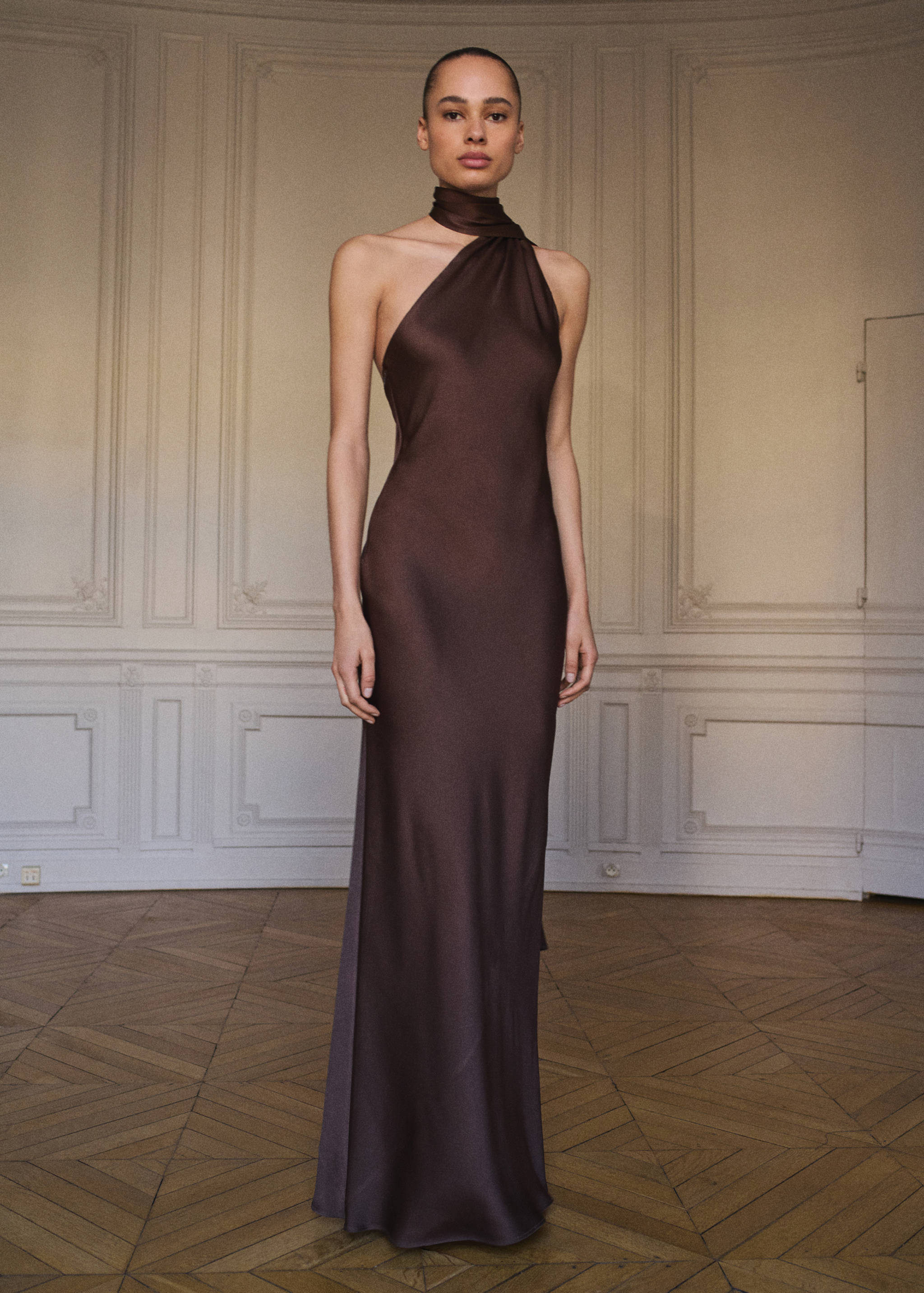 Asymmetrical bow-neck dress - General plane