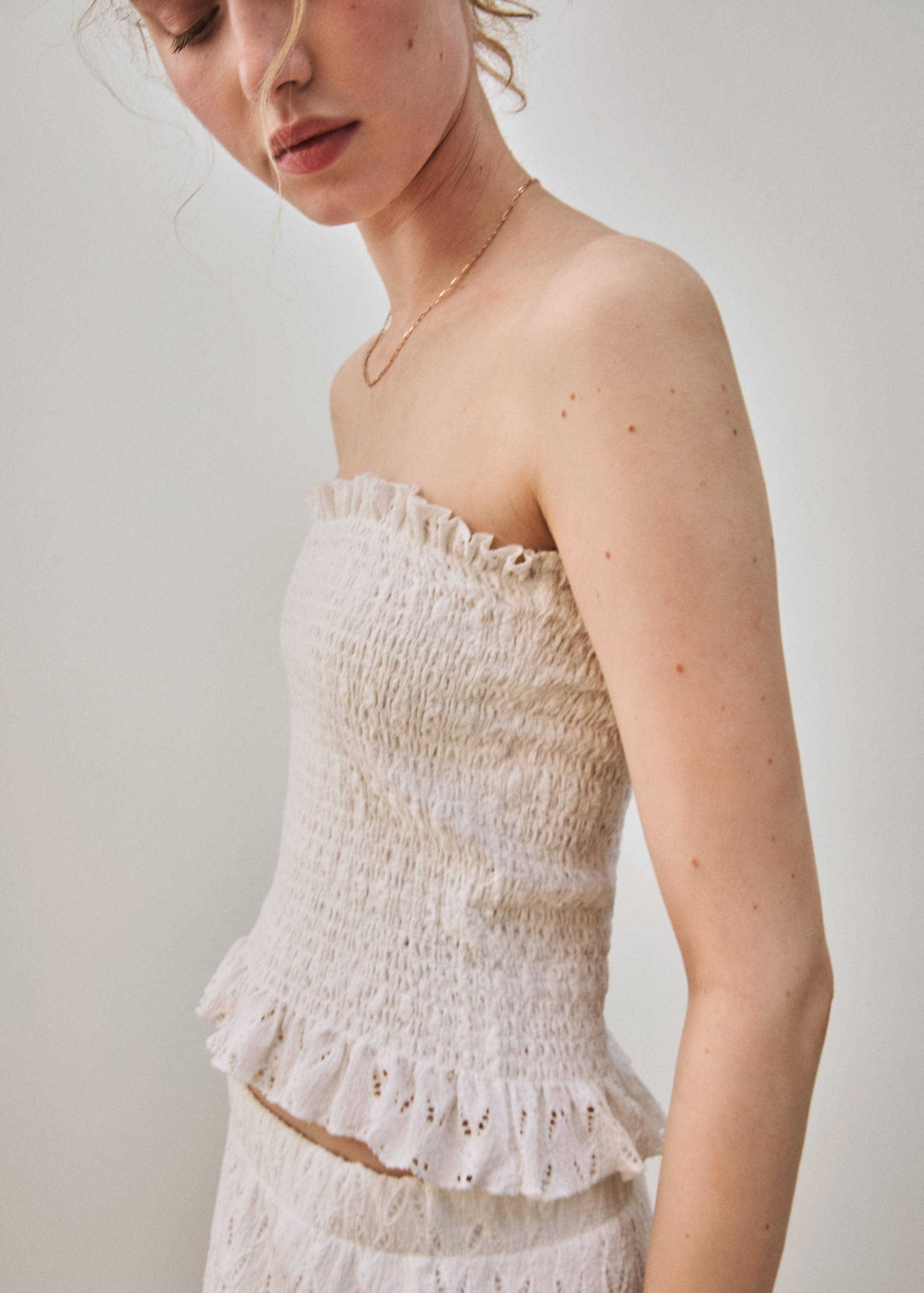 Schulterfreies Top mit Raffdetails - Detail des Artikels 5