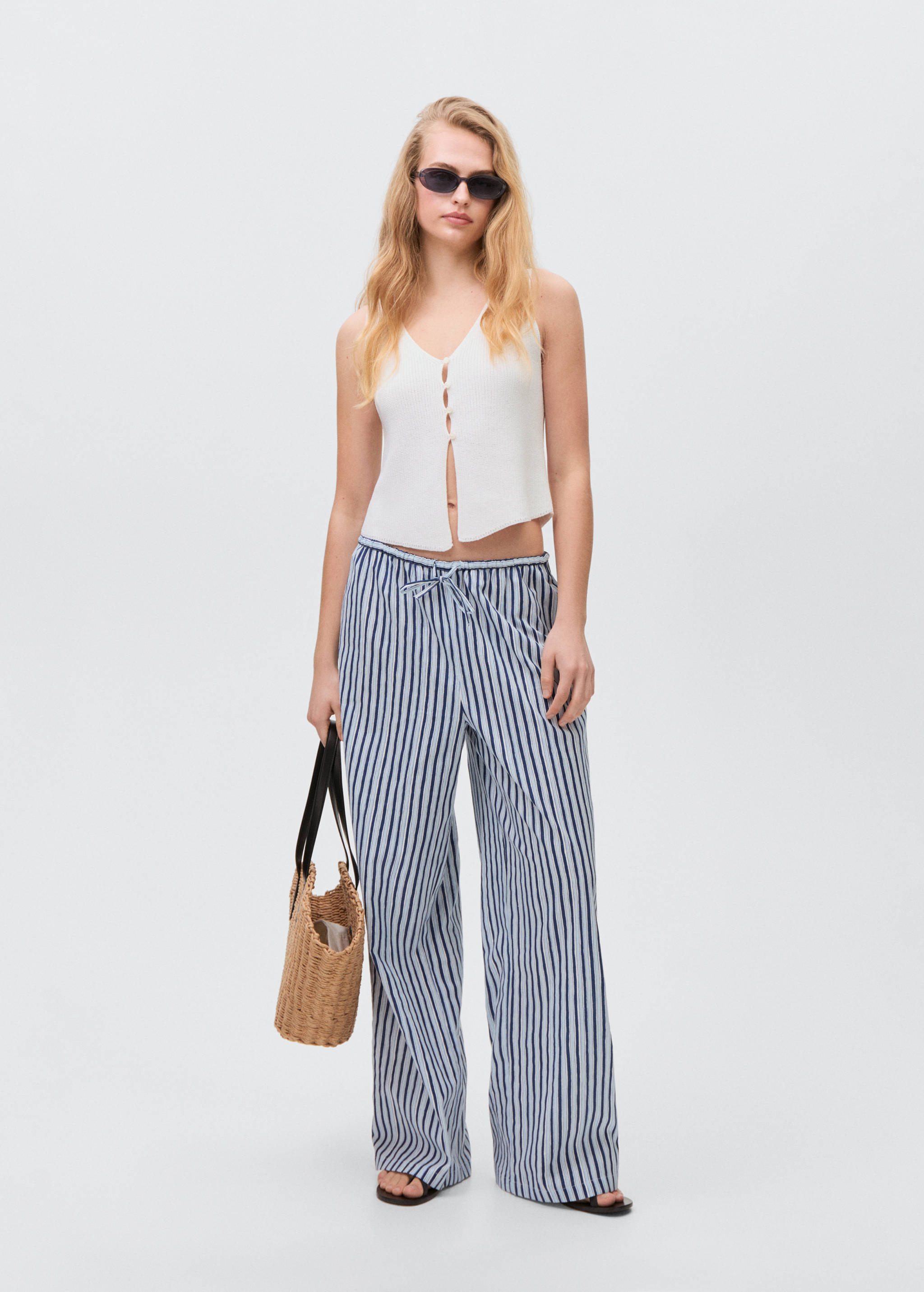 Прямые брюки в полоску - Общий план