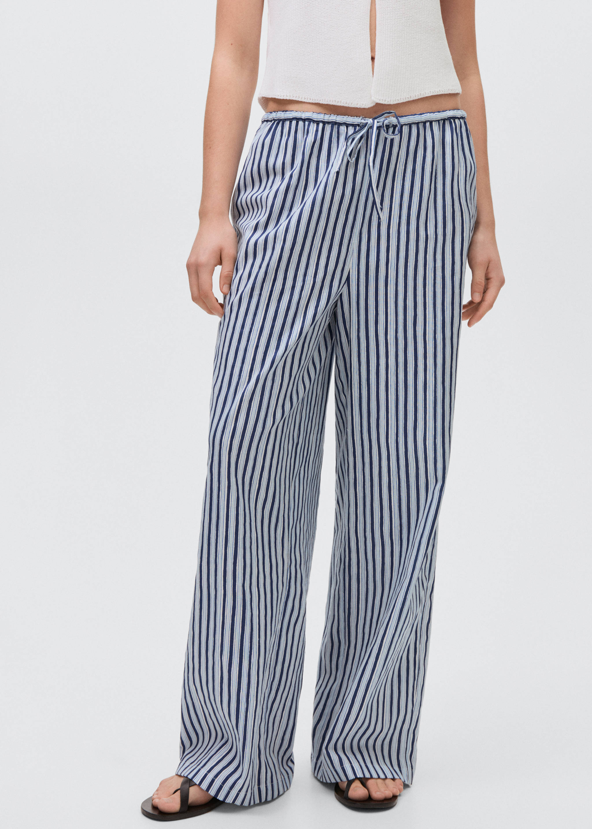 Прямые брюки в полоску - Средний план