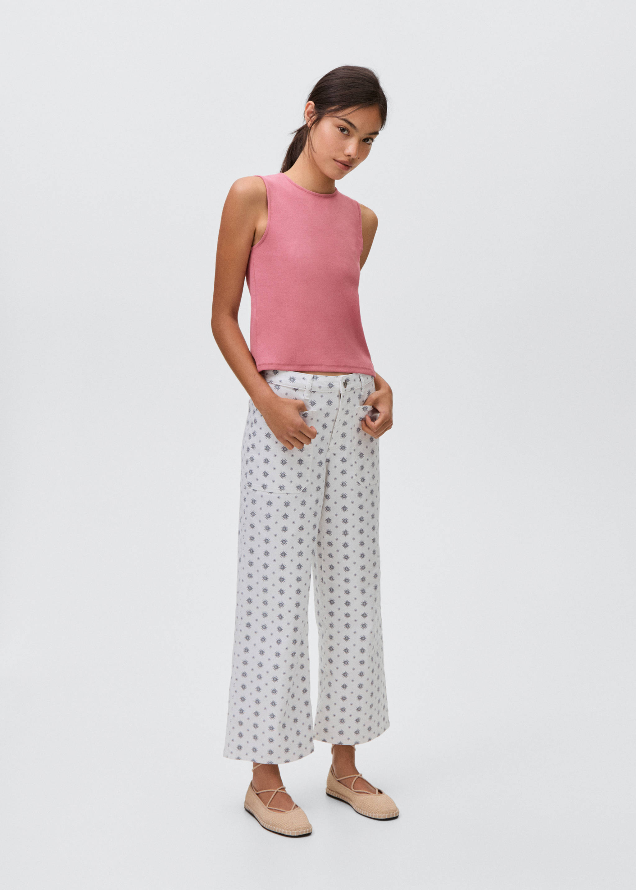 Топ с перекрученными деталями на спинке - Общий план