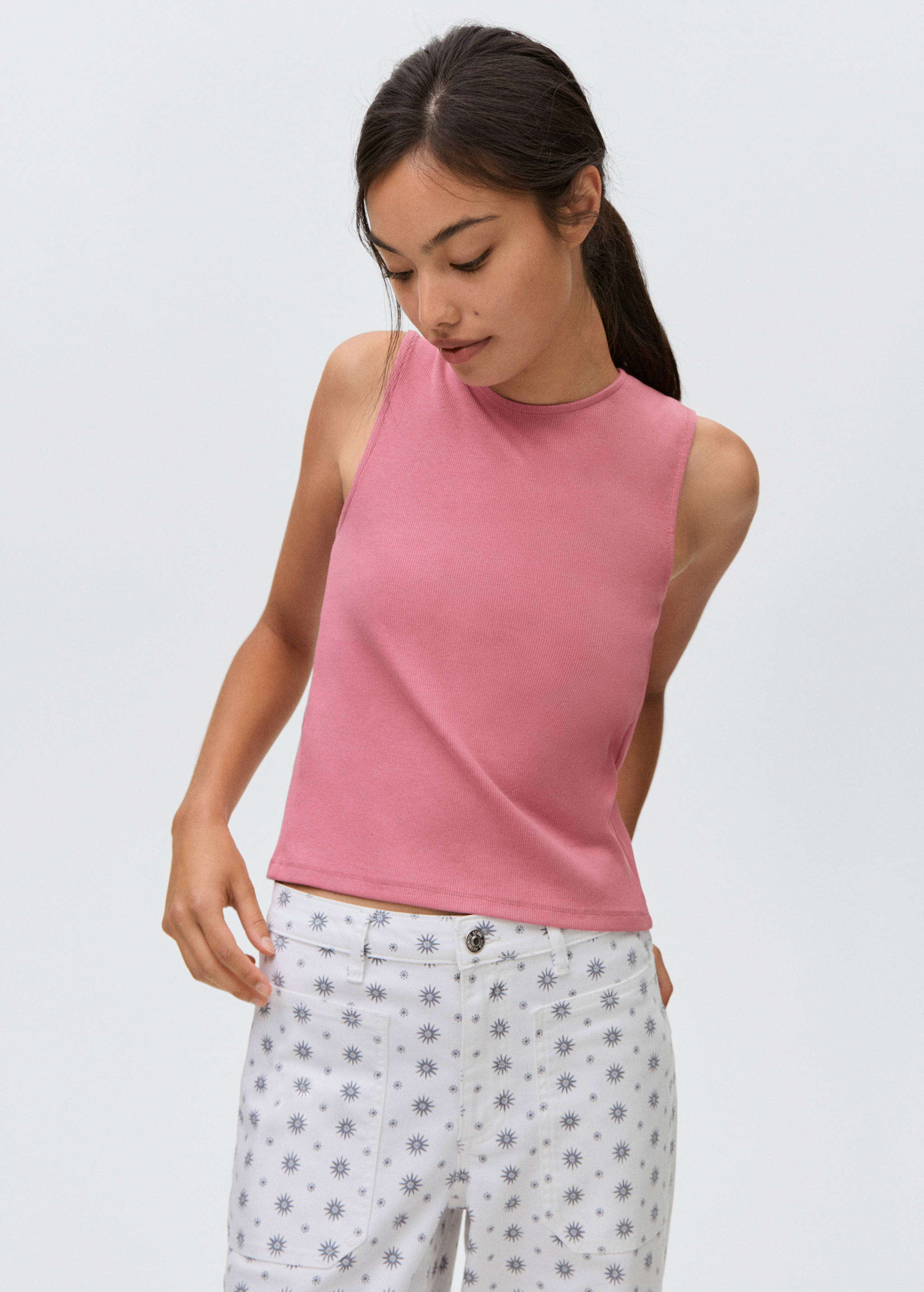 Топ с перекрученными деталями на спинке - Средний план