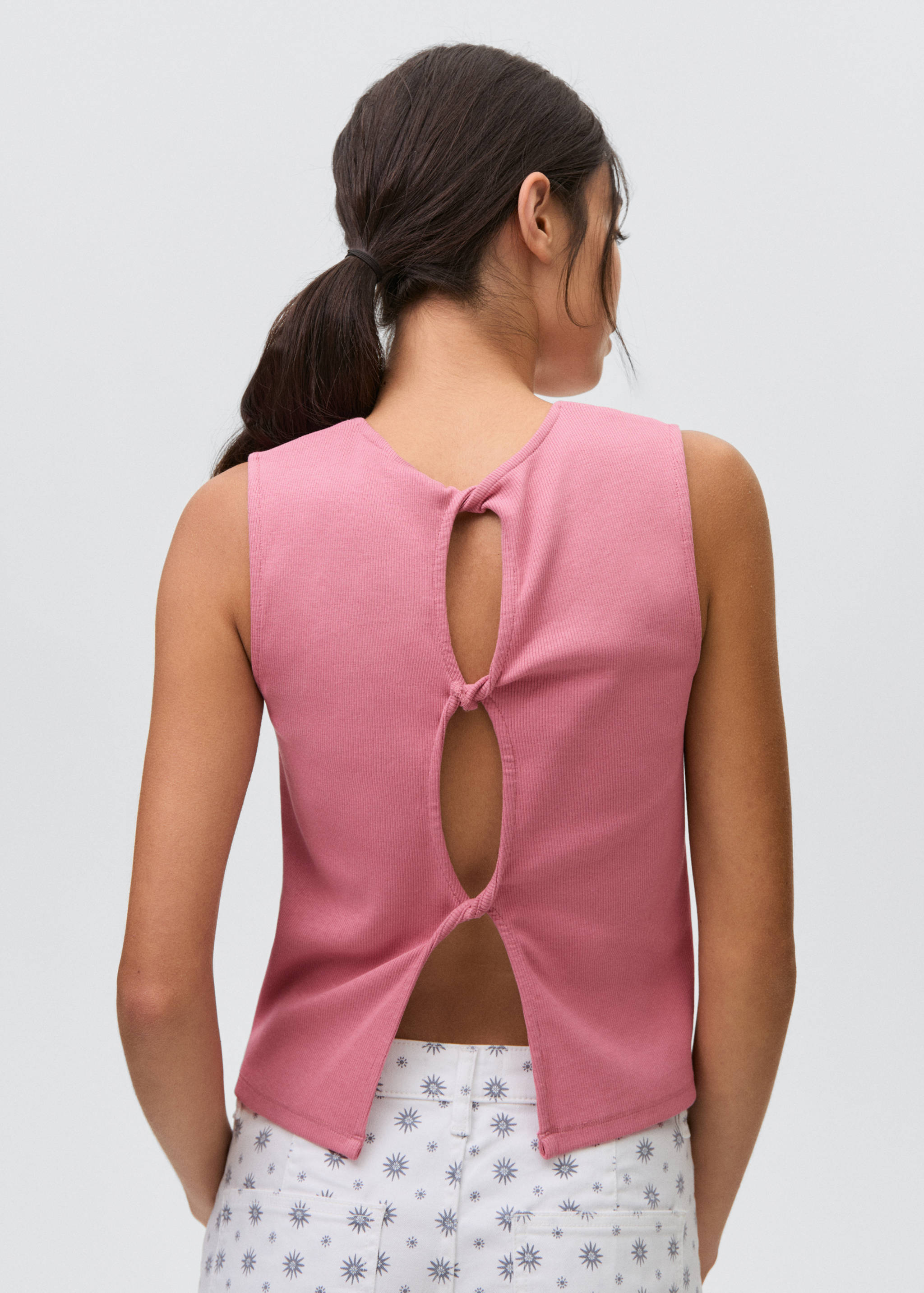 Топ с перекрученными деталями на спинке - Обратная сторона изделия