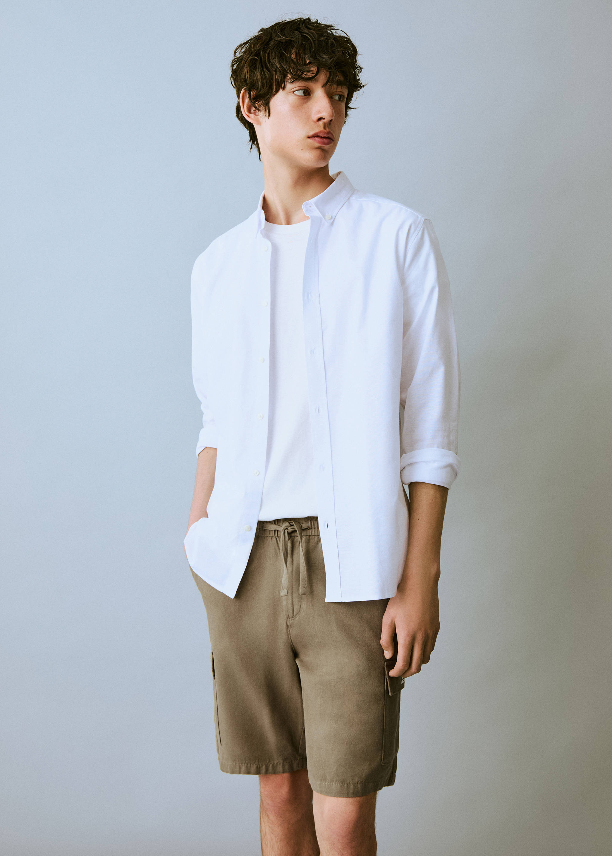 Bermude cargo din bumbac și in - Plan mediu