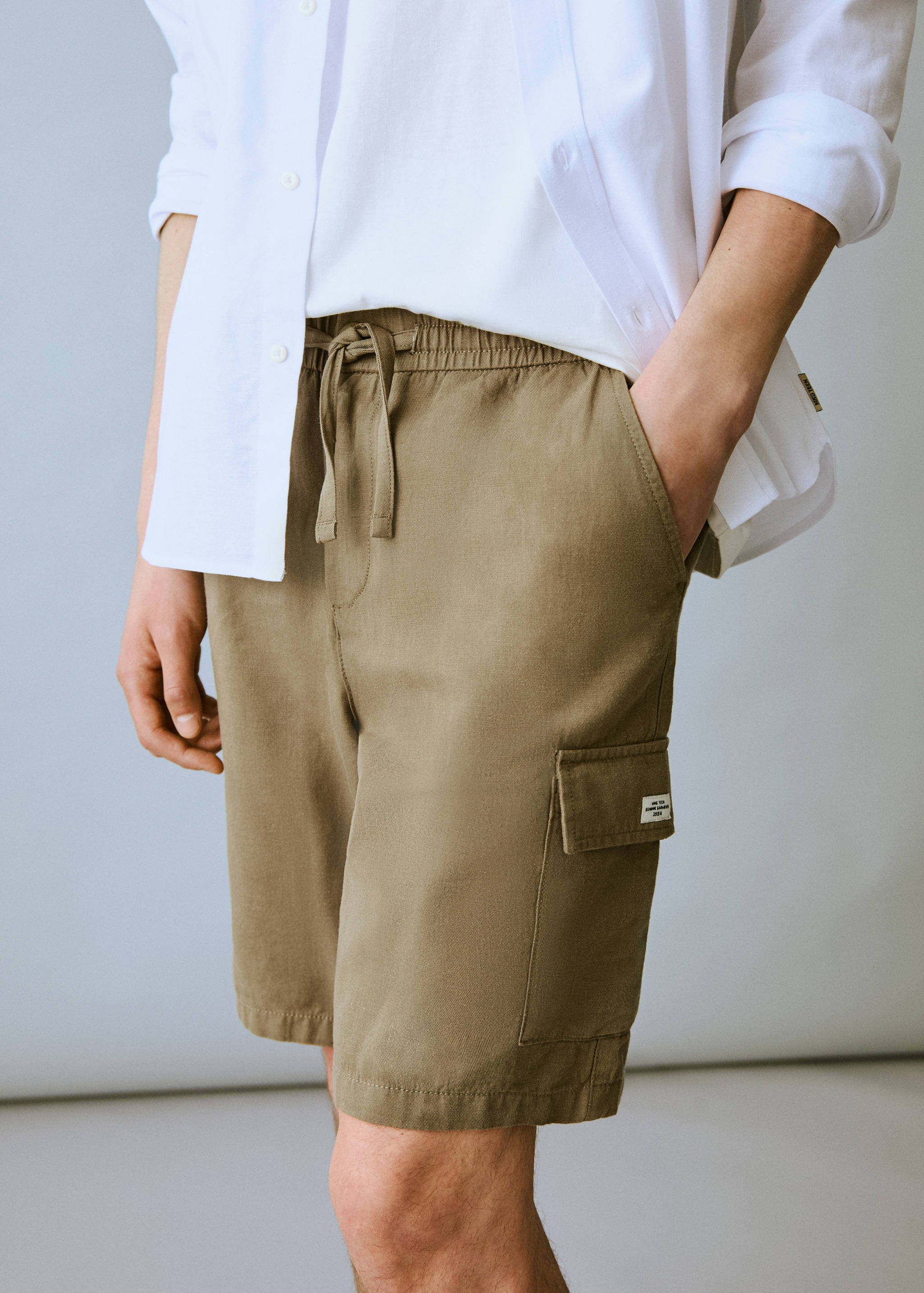 Bermude cargo din bumbac și in - Detaliu al articolului 1