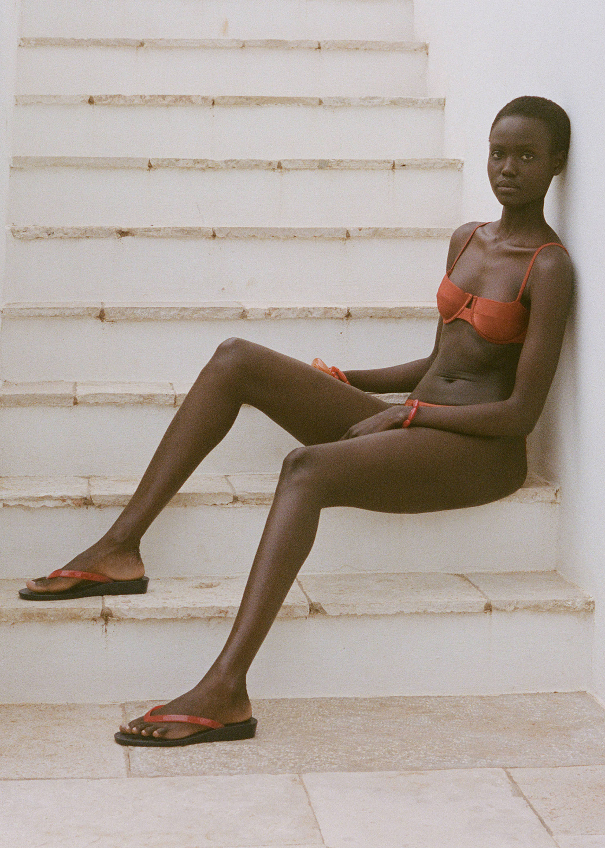 Sandálias abertas atrás com tiras - Plano geral